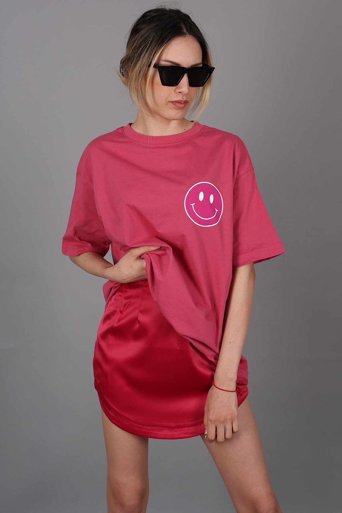 Pembe Arka Baskılı Oversize Yuvarlak Yaka Kadın Tişört