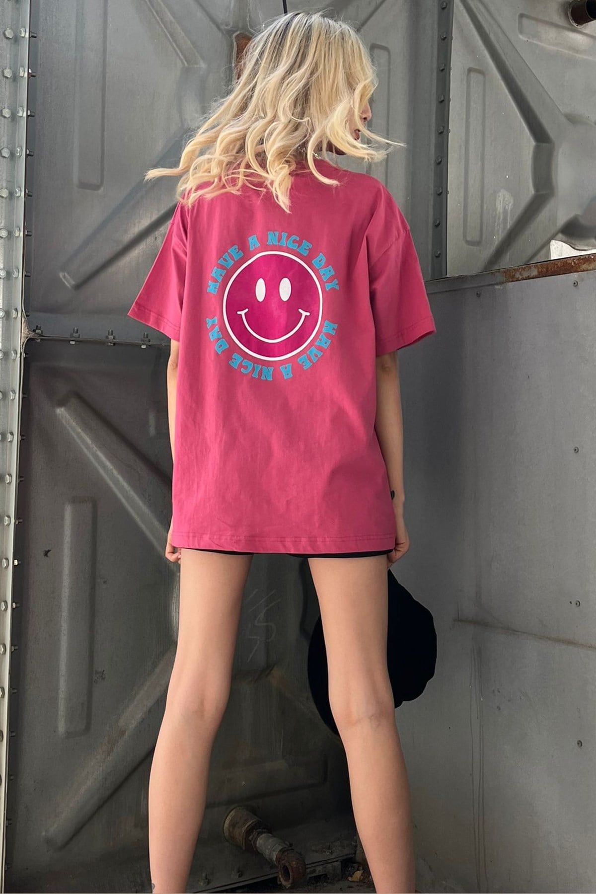 Pembe Arka Baskılı Oversize Yuvarlak Yaka Kadın Tişört