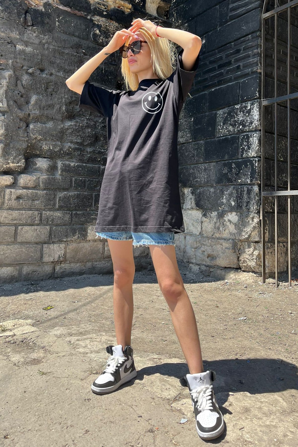 Siyah Baskılı Oversize Yuvarlak Yaka Kadın Tişört