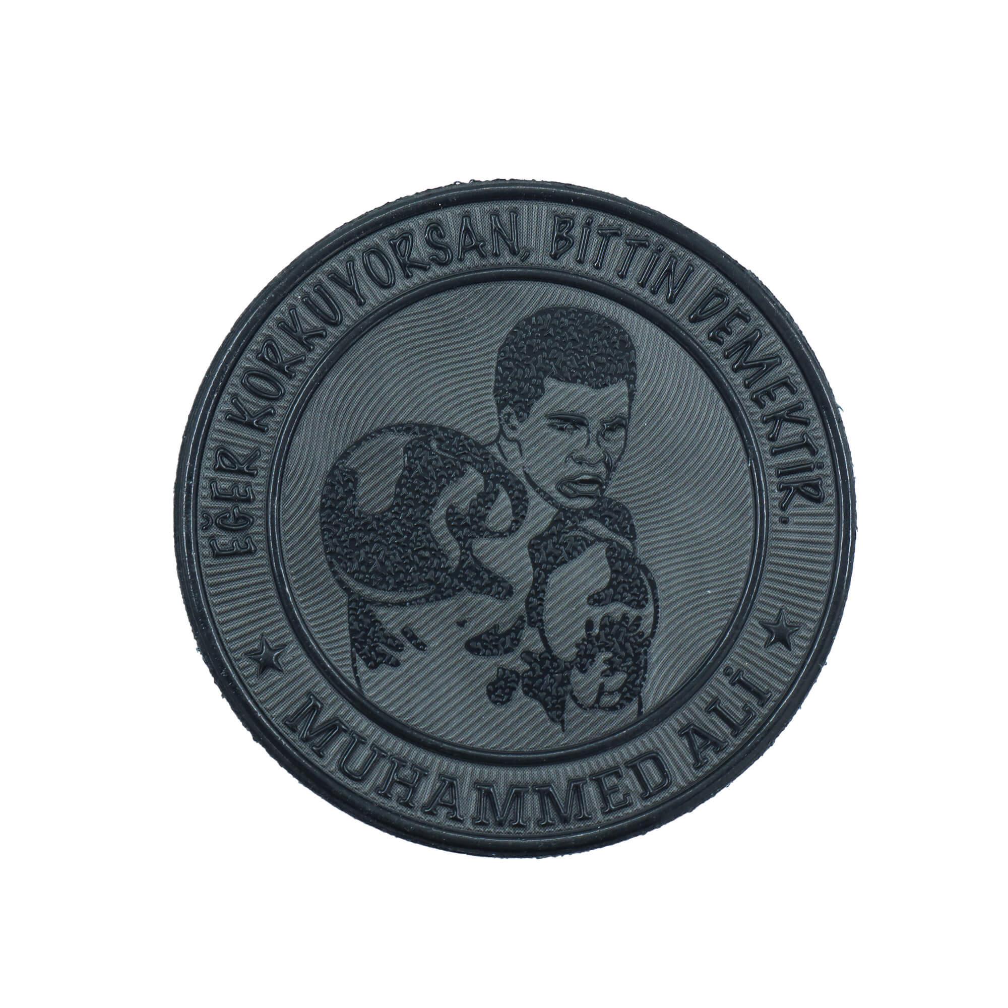 Muhammed Ali Temalı Patch (Peç) – 7 cm | Boks ve Motivasyon Arması | Cesaret Sözlü Koleksiyonluk Yama