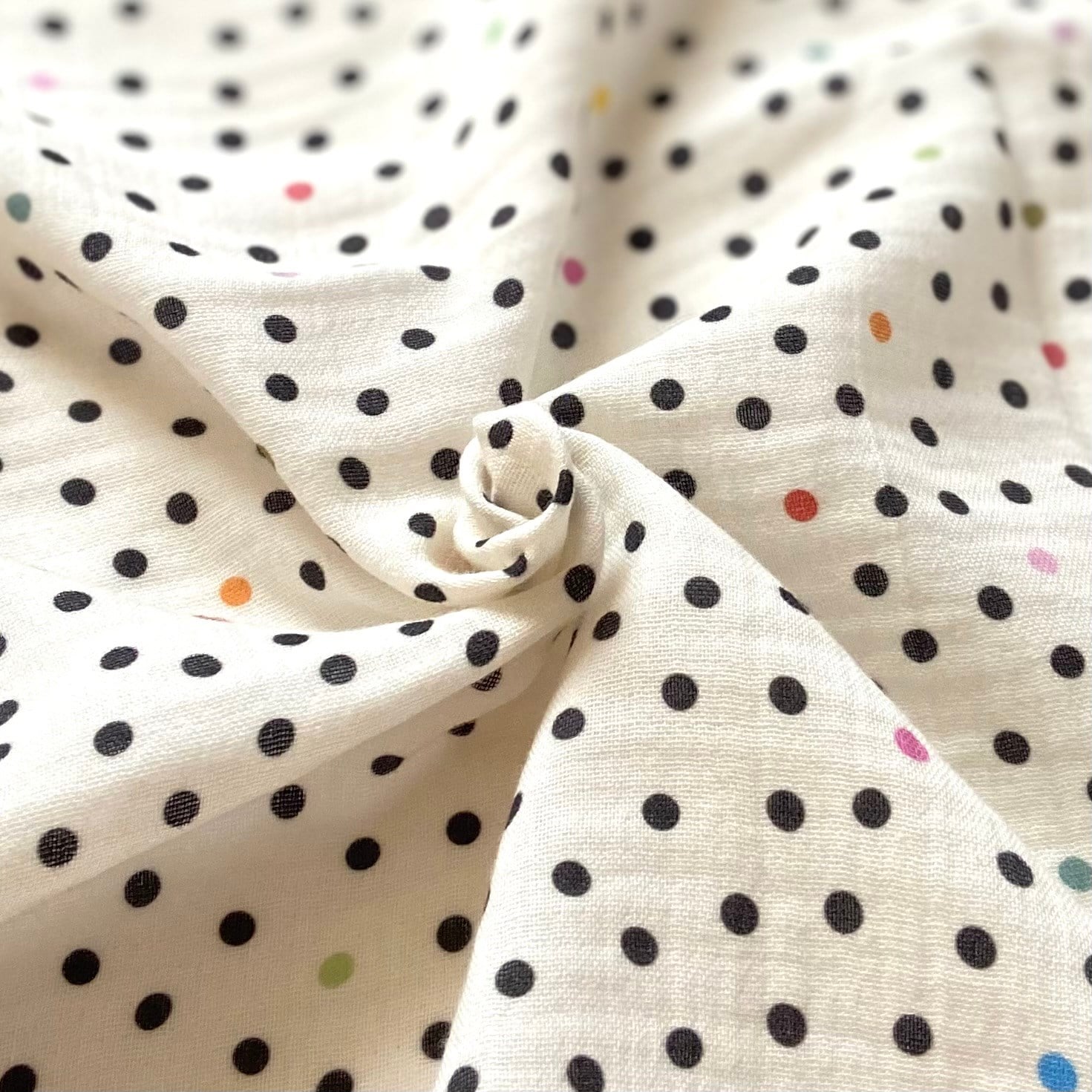 Dynamic Dots Müslin Kumaş