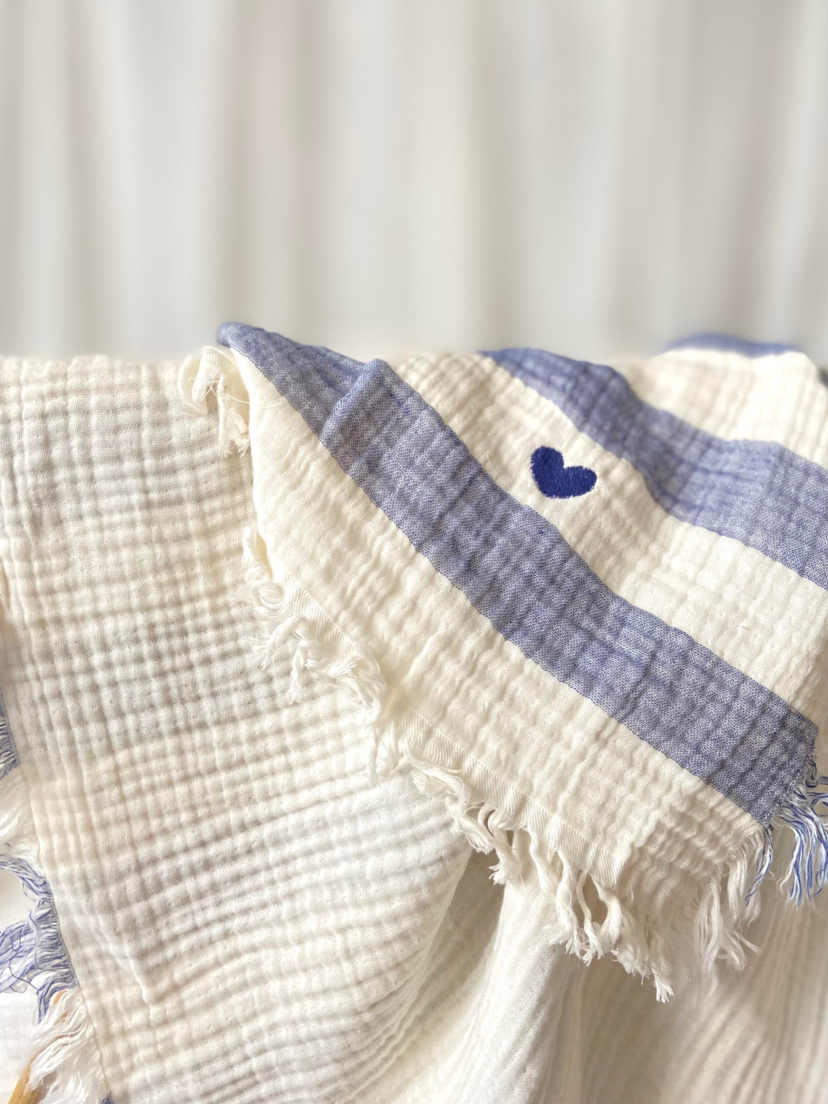 Mini Kalp Nakışlı 4 Kat Çift Taraflı Çizgili Müslin Örtü 90 x 1.15 - Lacivert