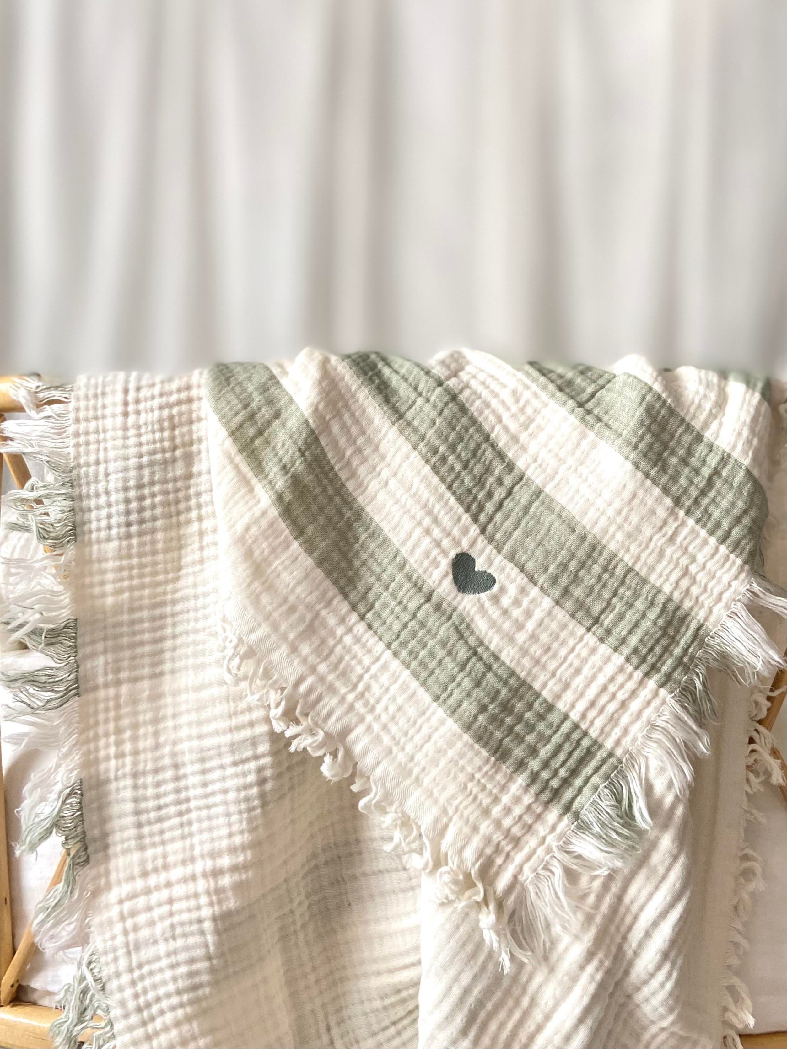 Mini Kalp Nakışlı 4 Kat Çift Taraflı Çizgili Müslin Örtü 90 x 1.15 - Yeşil