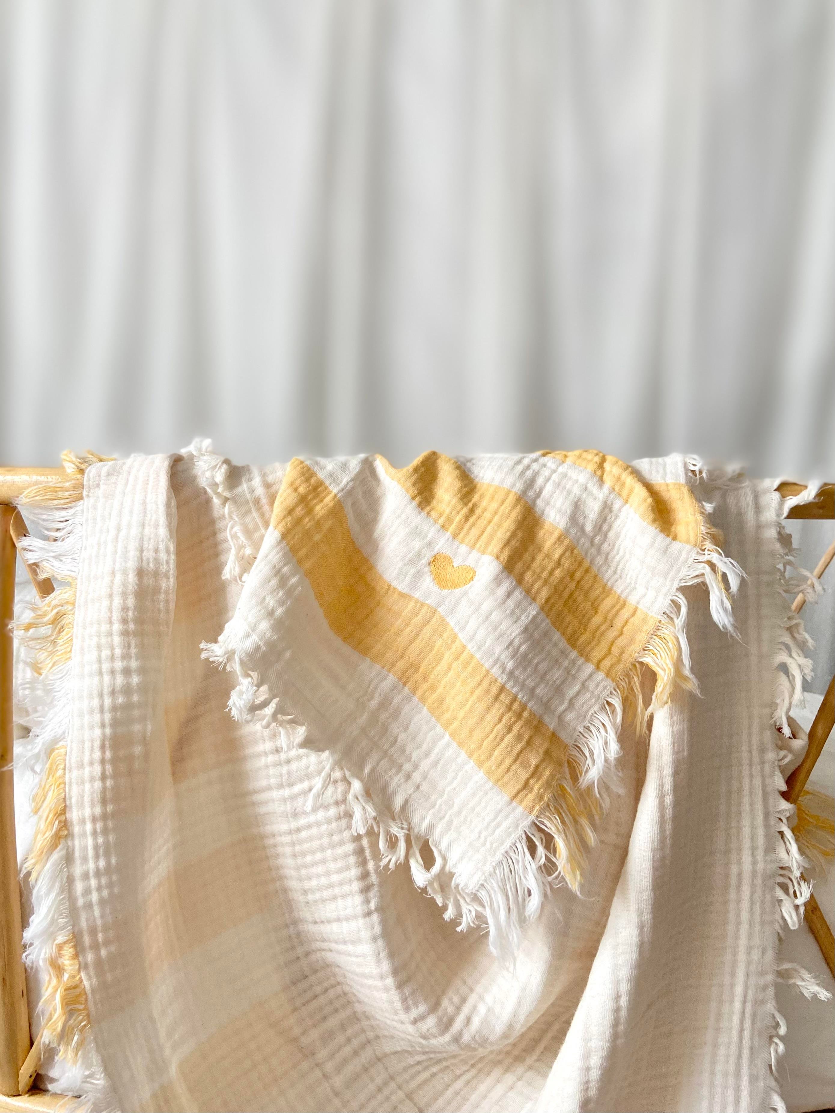Mini Kalp Nakışlı 4 Kat Çift Taraflı Çizgili Müslin Örtü 90 x 1.15 - Sarı