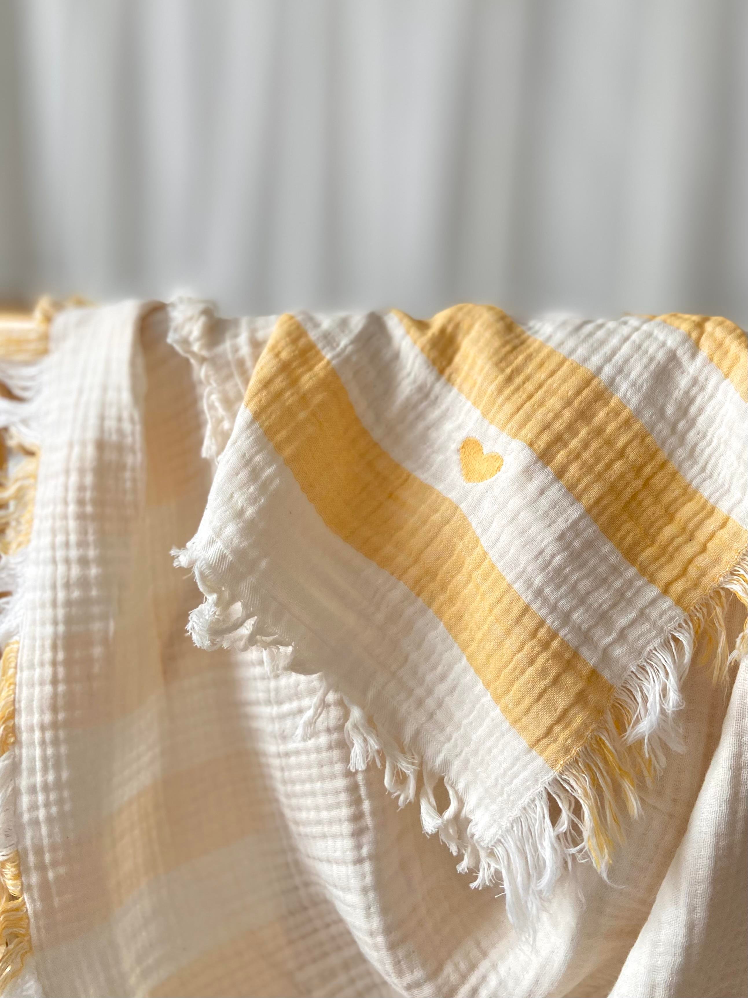 Mini Kalp Nakışlı 4 Kat Çift Taraflı Çizgili Müslin Örtü 90 x 1.15 - Sarı