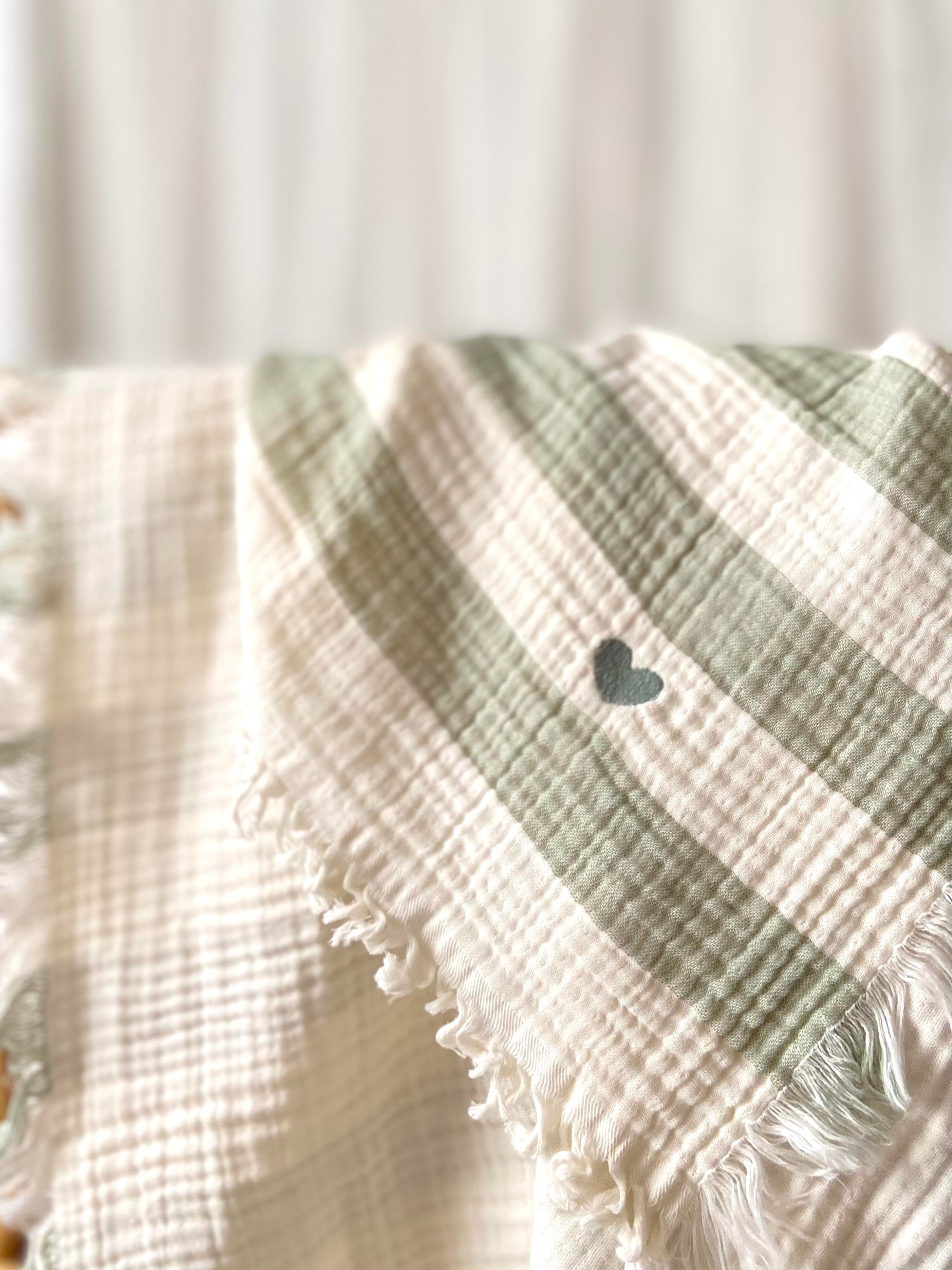 Mini Kalp Nakışlı 4 Kat Çift Taraflı Çizgili Müslin Örtü 90 x 1.15 - Yeşil