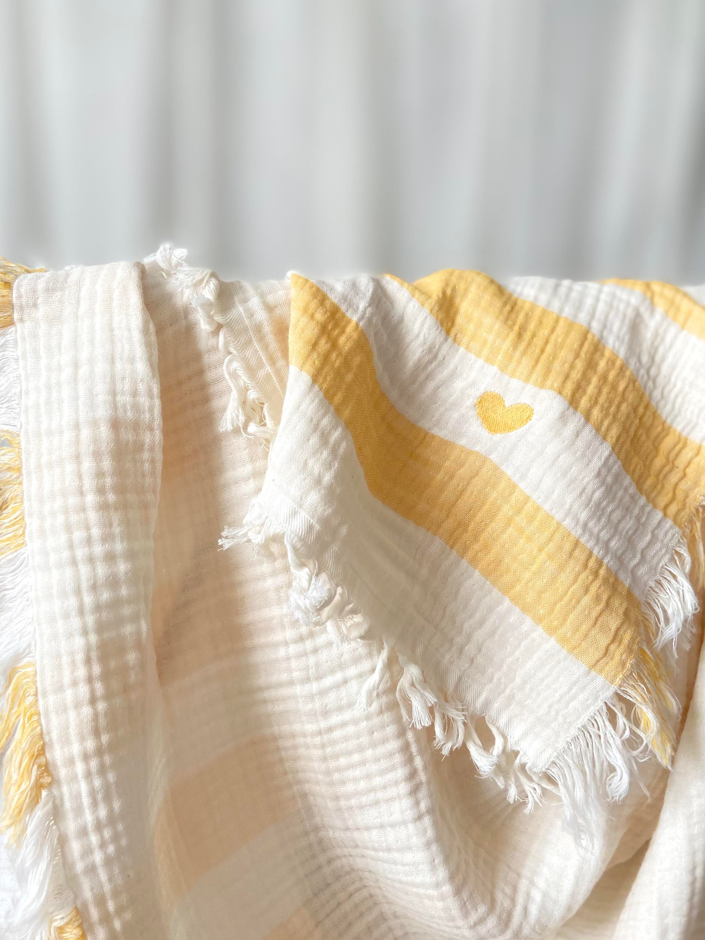 Mini Kalp Nakışlı 4 Kat Çift Taraflı Çizgili Müslin Örtü 90 x 1.15 - Sarı