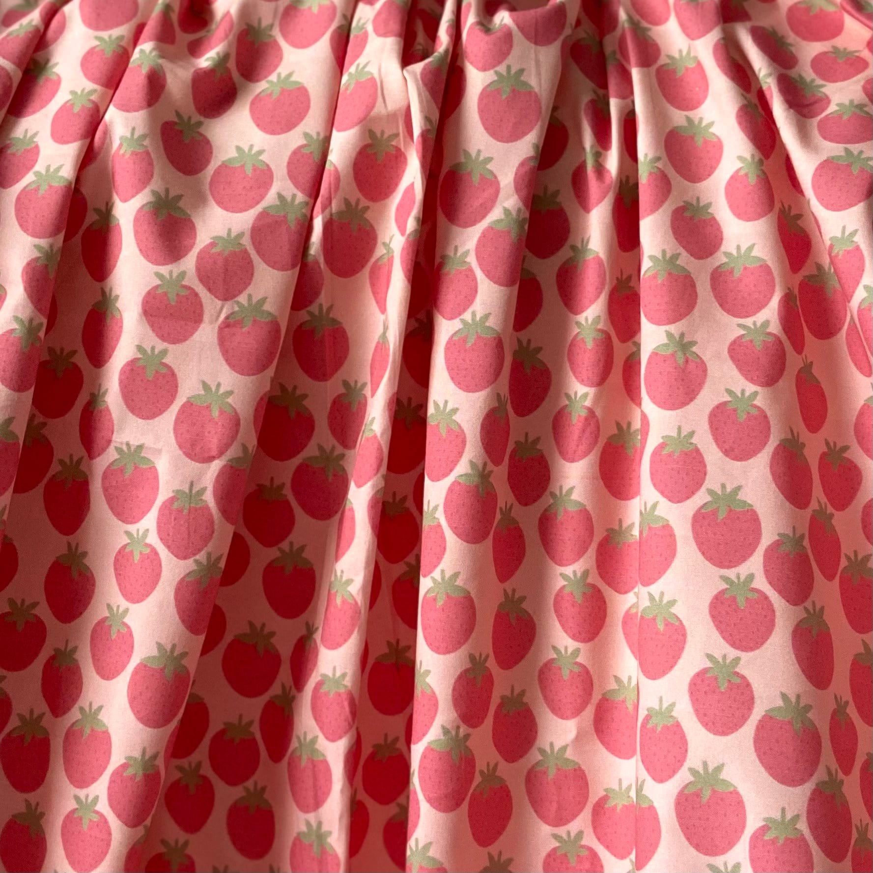 Pinky Strawberries Poplin Kumaş