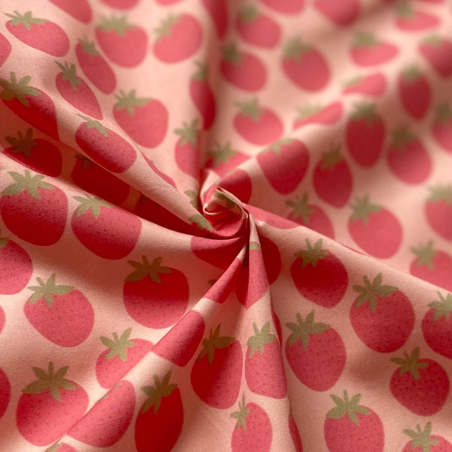 Pinky Strawberries Poplin Kumaş
