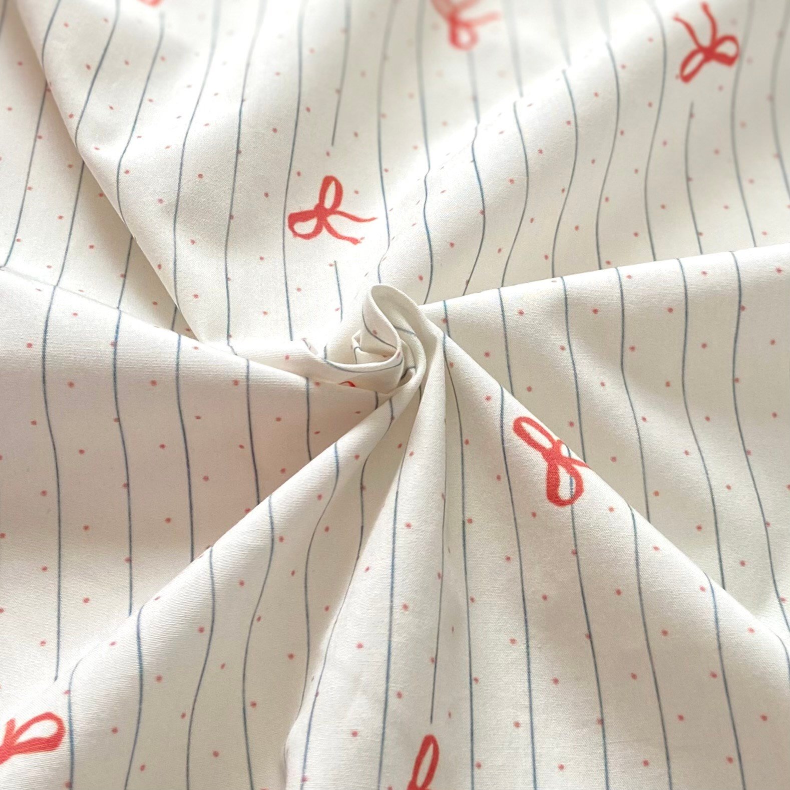 Red Bows and Polka Dots Poplin Kumaş