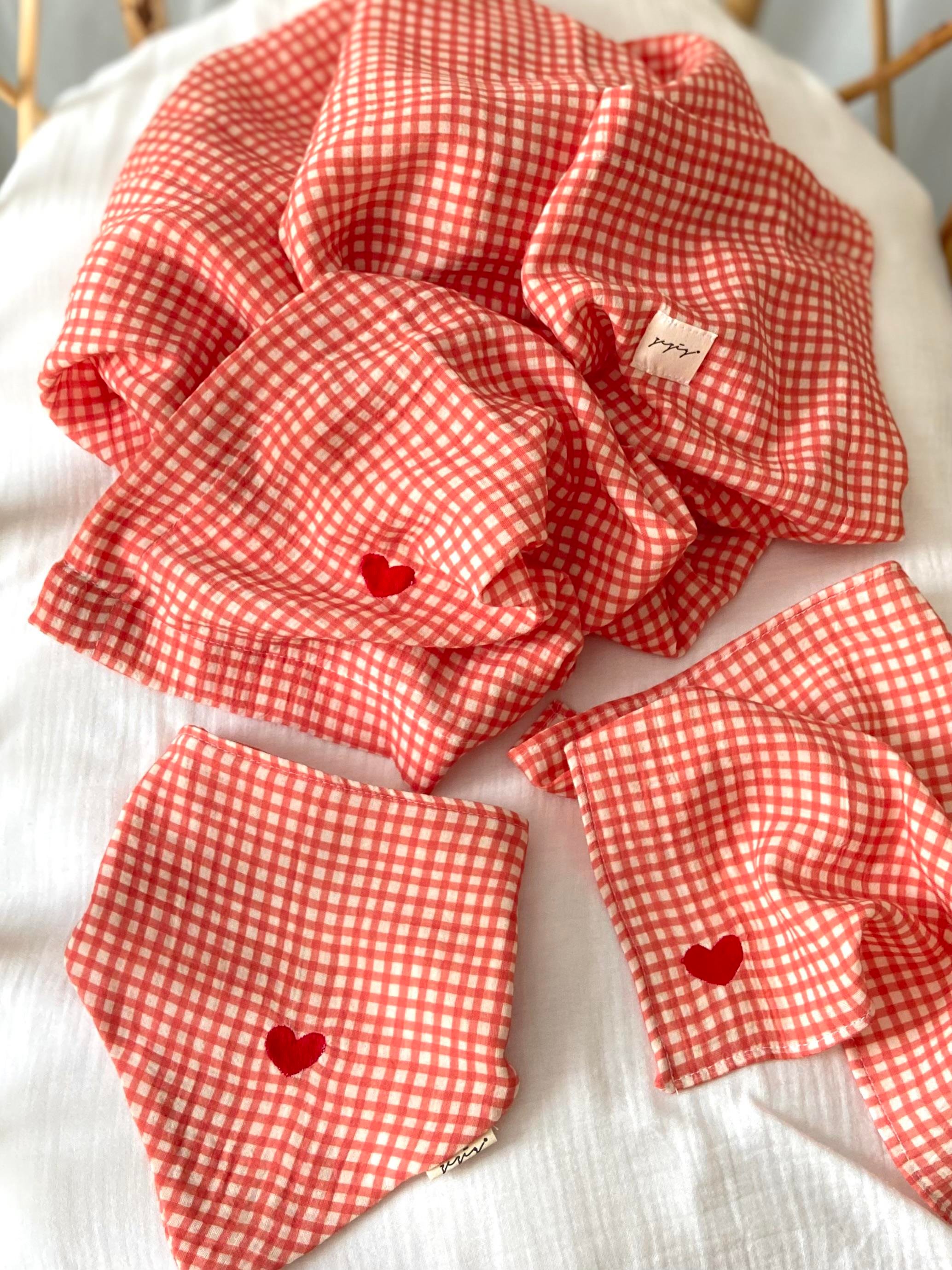 Zezig Summer Blooms Collection - Kırmızı Kalp Nakışlı Müslin Örtü-Mendil-Önlük Seti