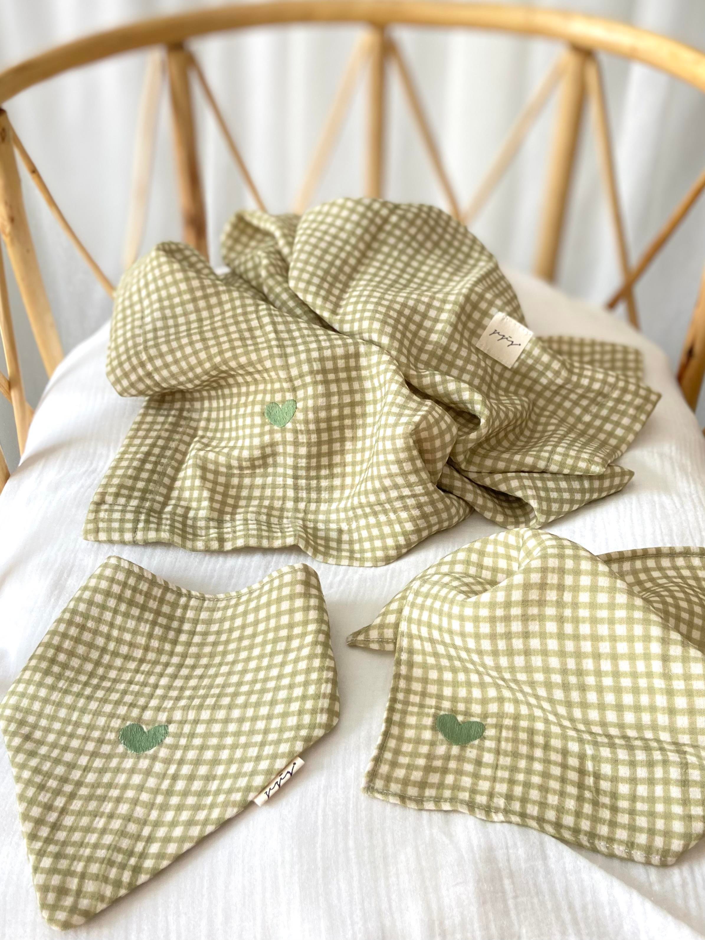 Zezig Summer Blooms Collection - Yeşil Kalp Nakışlı Müslin Örtü-Mendil-Önlük Seti