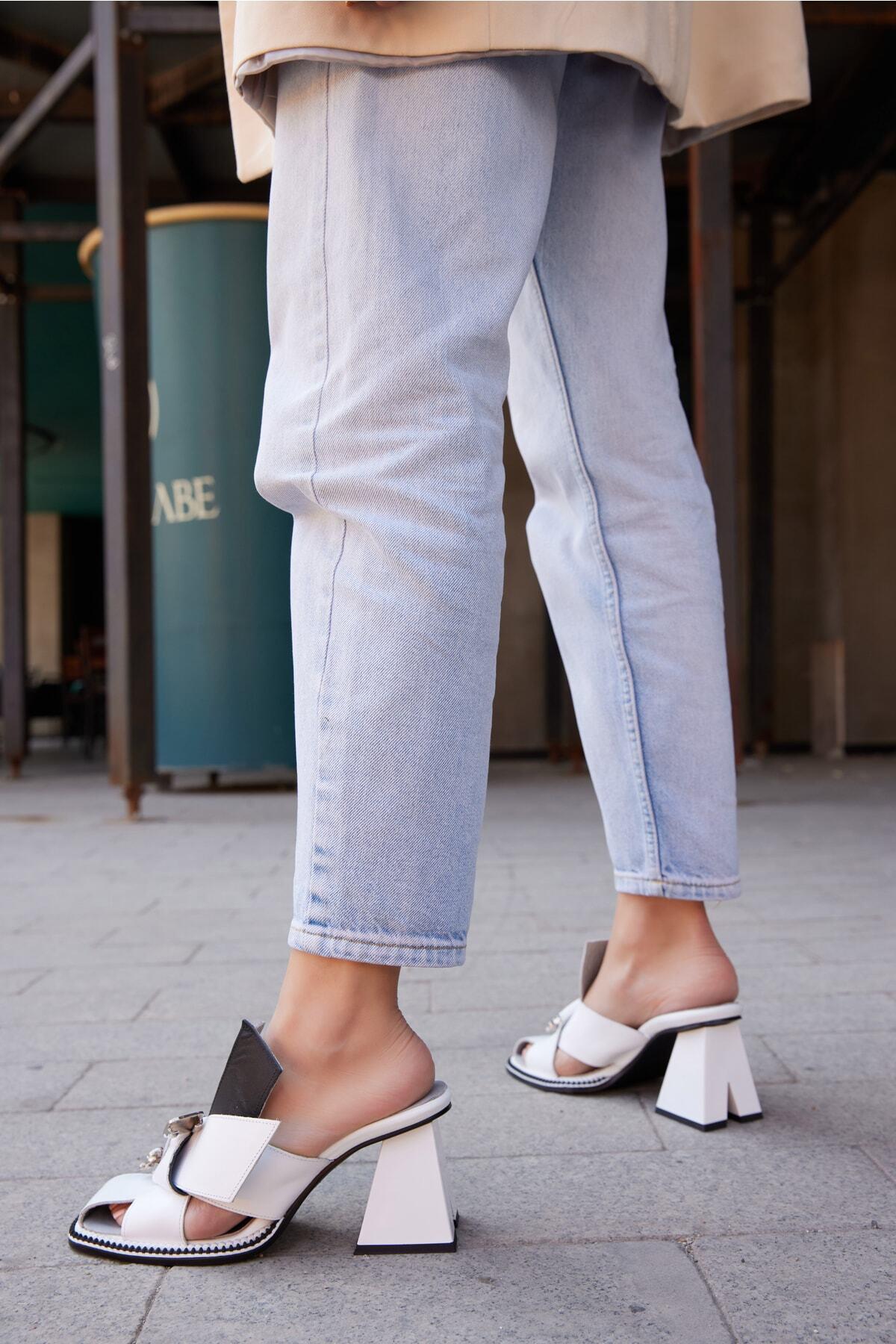 Kadın Deri Terlik Topuk Detaylı Beyaz