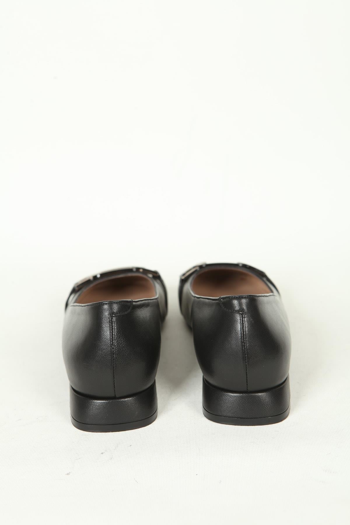 Kadın Siyah Hakiki Deri Aksesuar Detaylı Babet