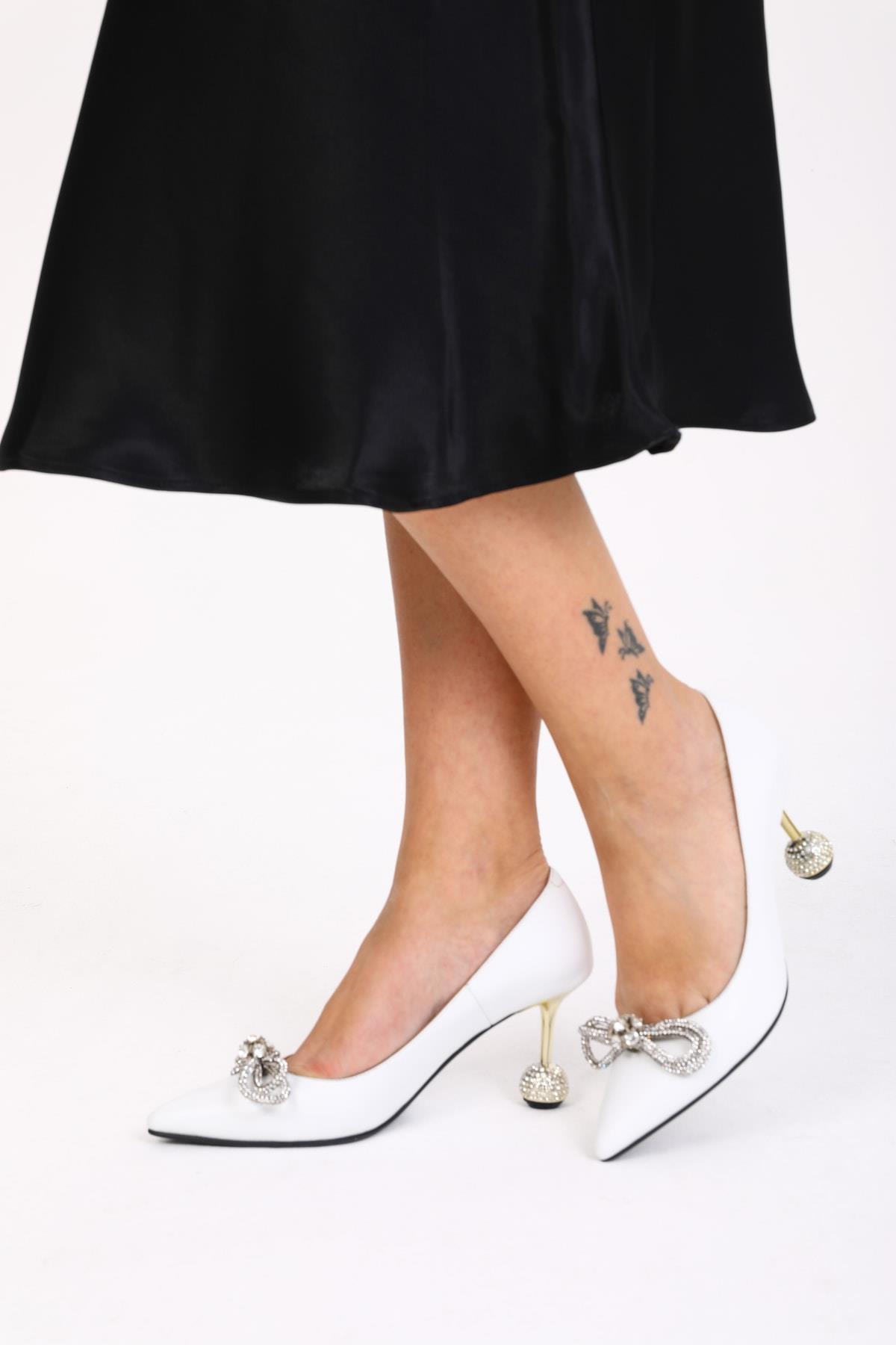 Kadın Beyaz Deri Topuk Ve Aksesuar Detaylı