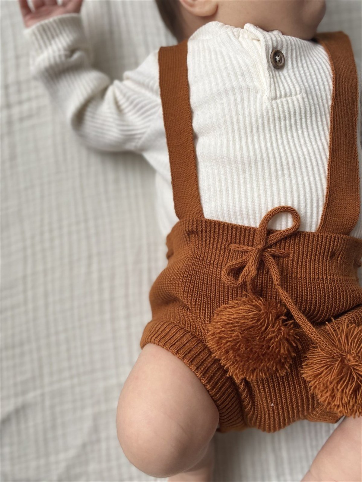 Mama Yoyo Ayarlanabilir Askılı Triko Bebek Şortu - Konsept Bebek Kıyafeti Romper - Kahverengi Tarçın