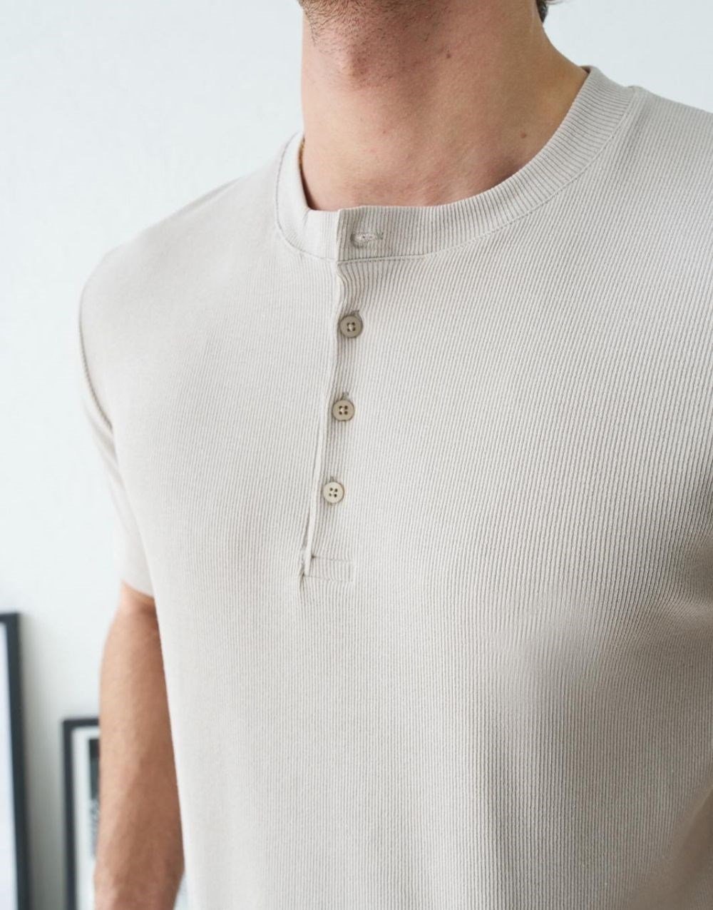 Erkek Taş Fitilli Henley Yaka Basic TişörtErkek Taş Fitilli Henley Yaka Basic Tişört