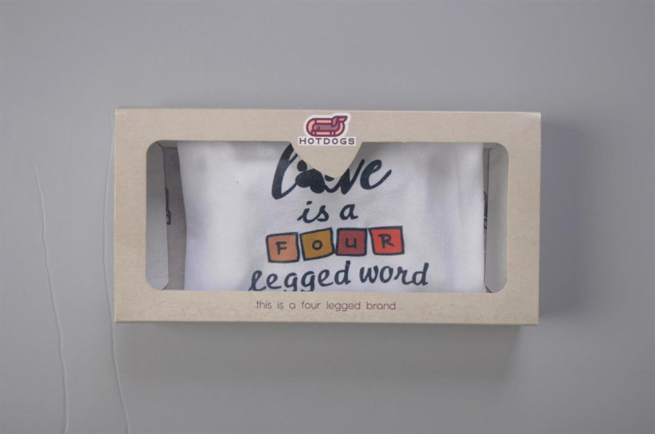 Hotdogs Love is a Four Logged Word Köpek T-Shirt