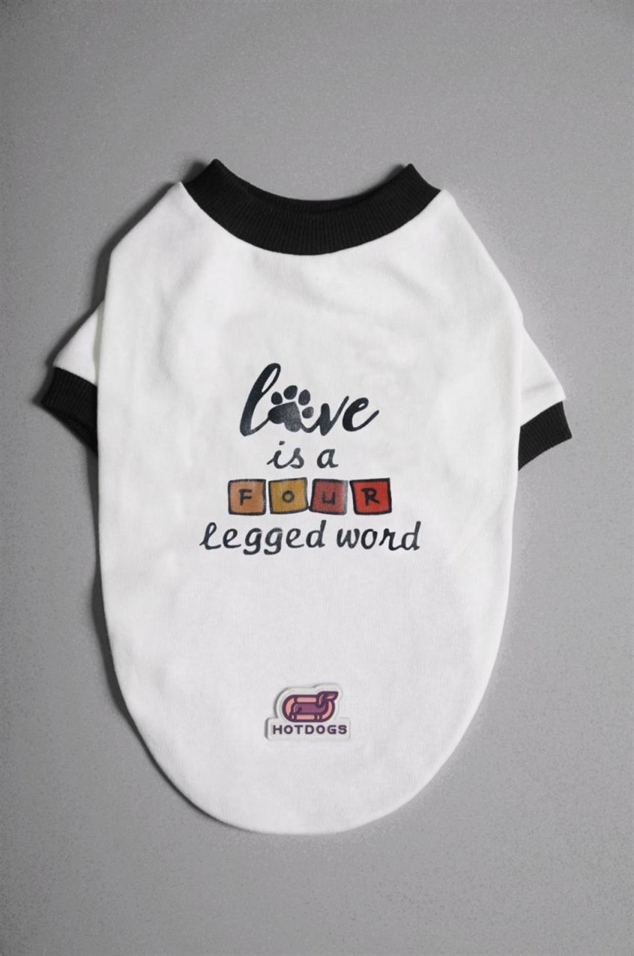 Hotdogs Love is a Four Logged Word Köpek T-Shirt