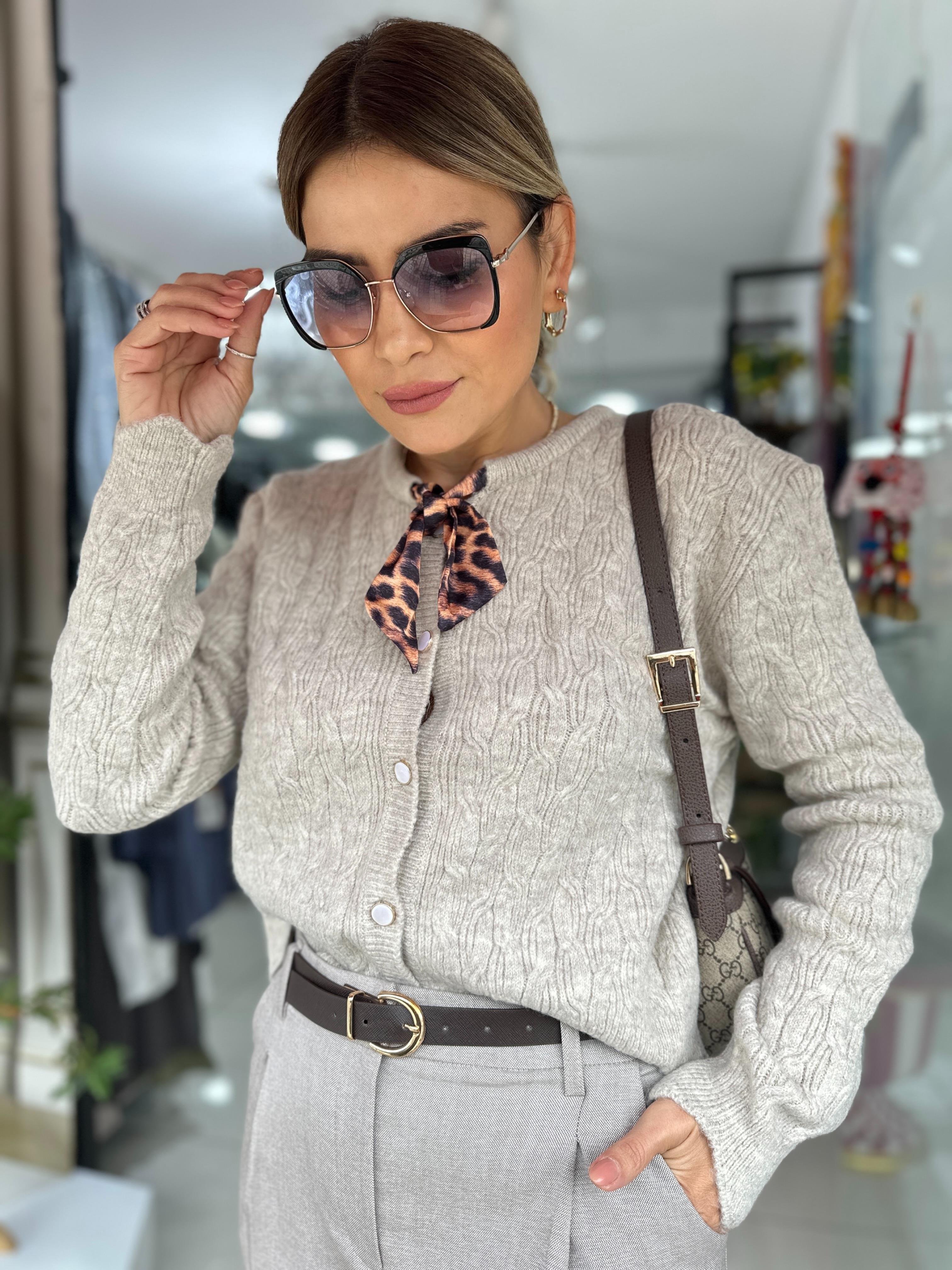 Bej Fularlı Düz Hırka 