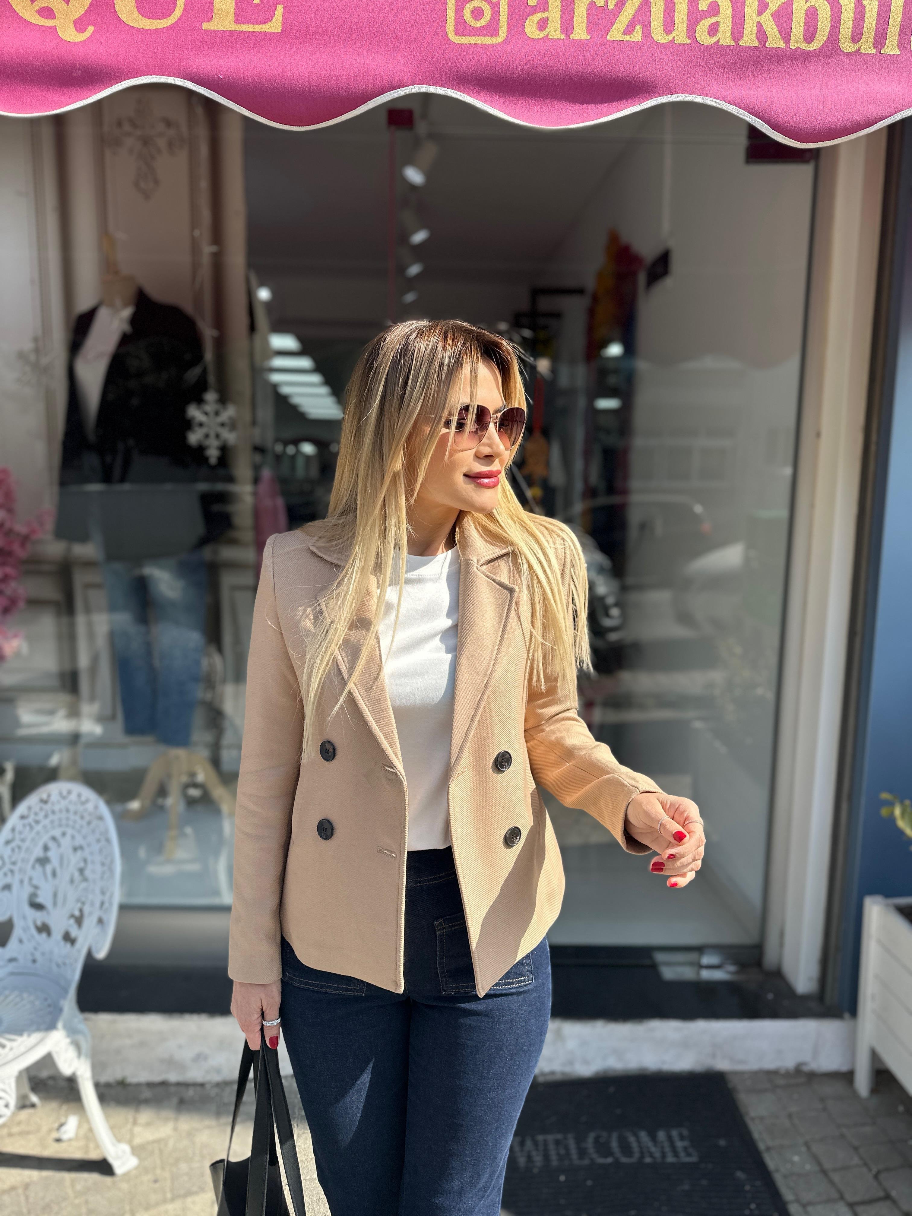 Bej Kısa Düğmeli Blazer