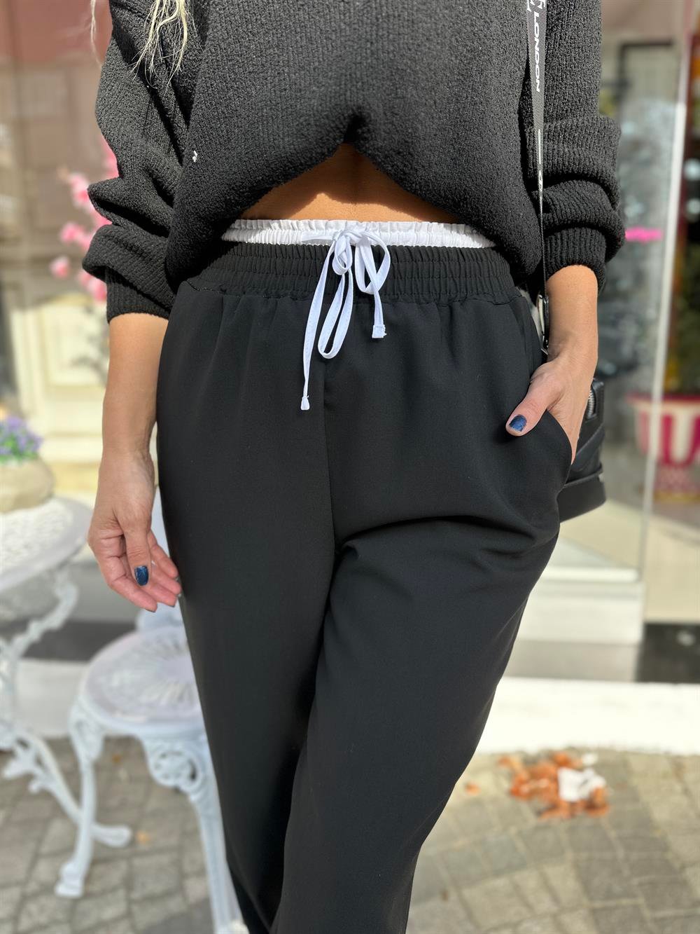 Bel Lastik Detaylı Siyah Pantolon 