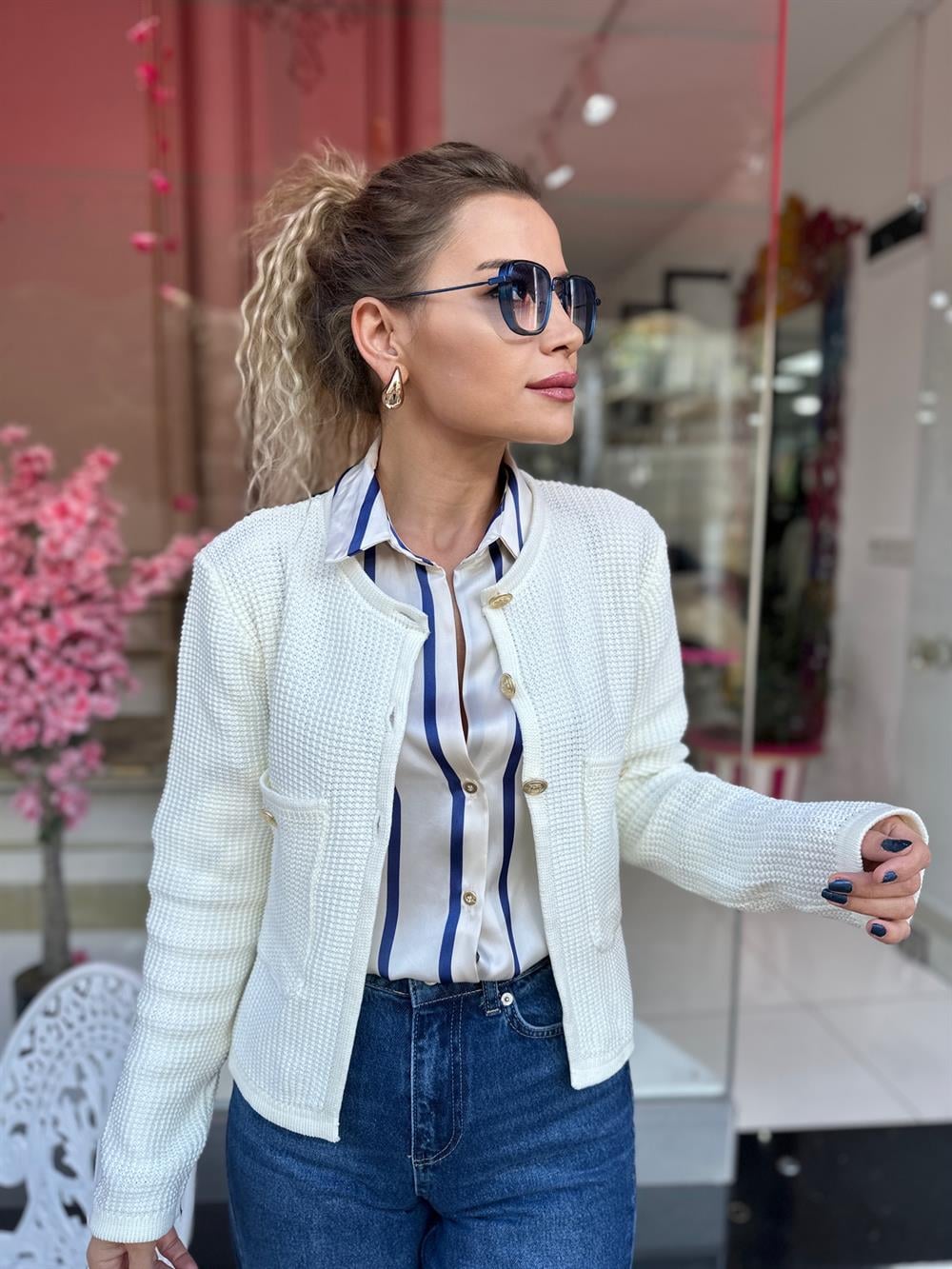 Beyaz Düğme Detaylı Hırka  