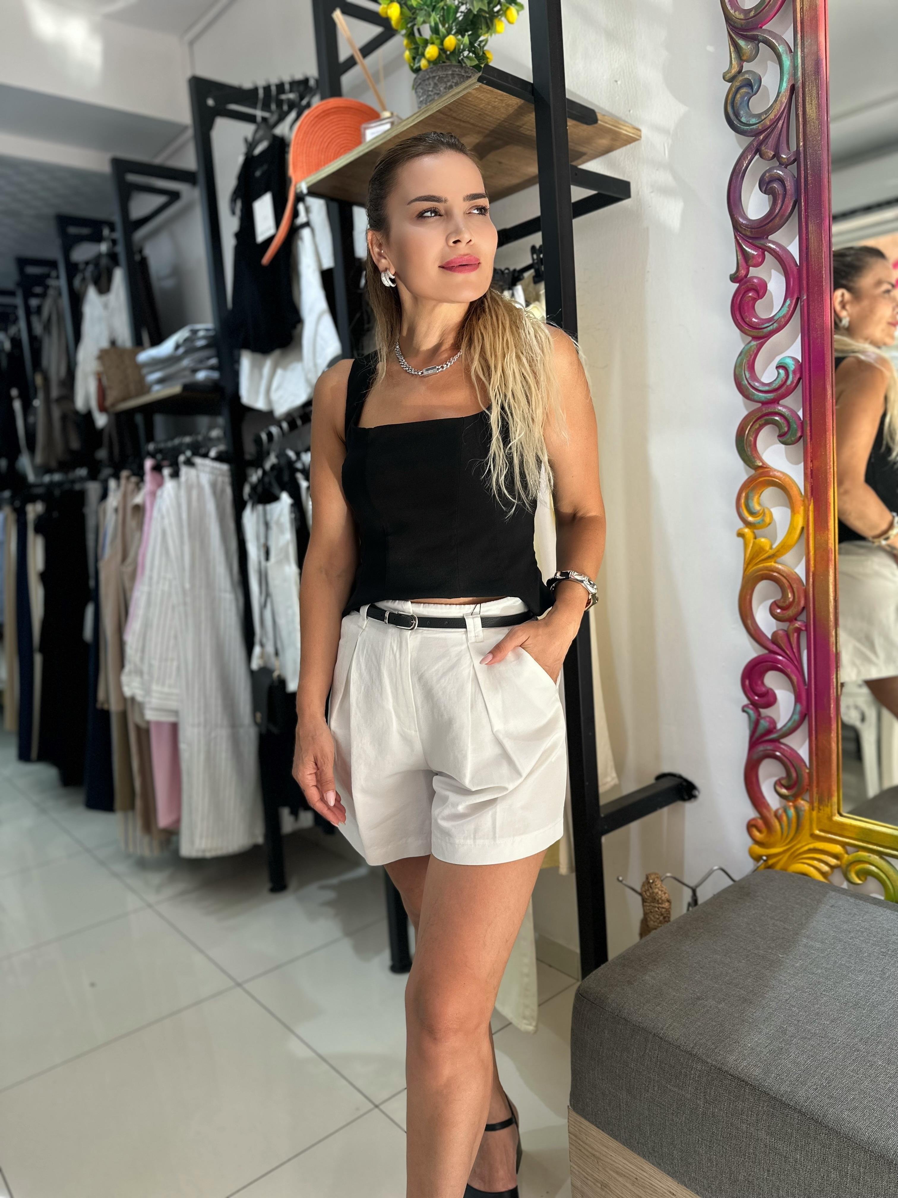 Beyaz Kemerli Pensli Şort