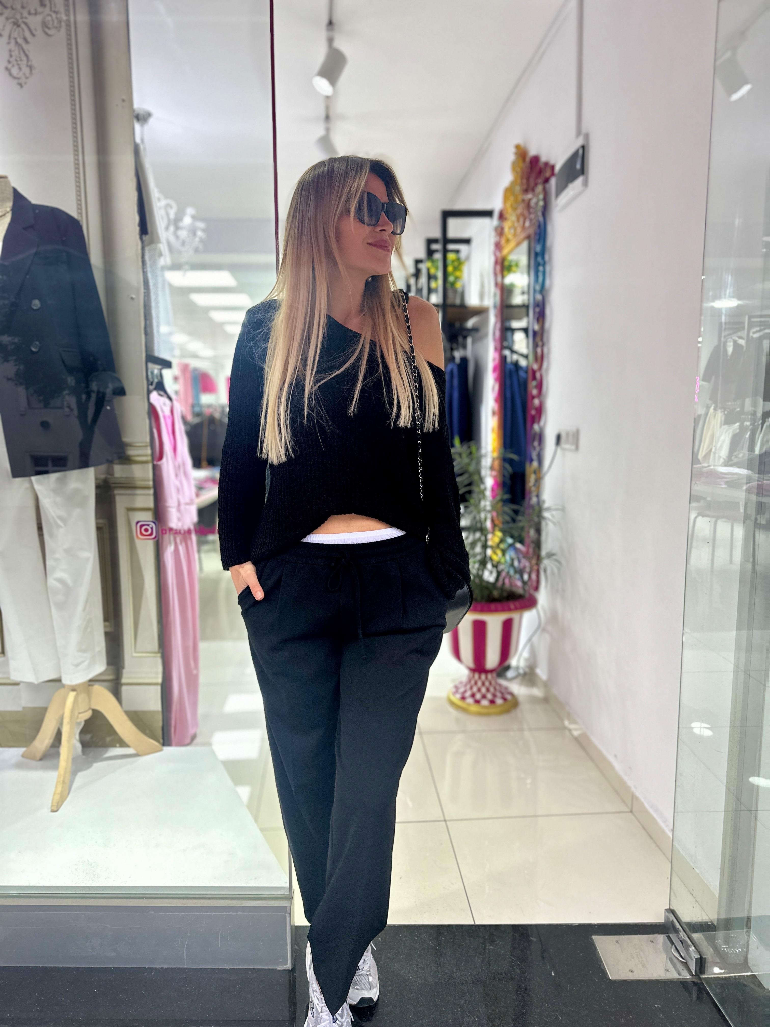 Beyaz Lastik Detaylı Siyah Pantolon 