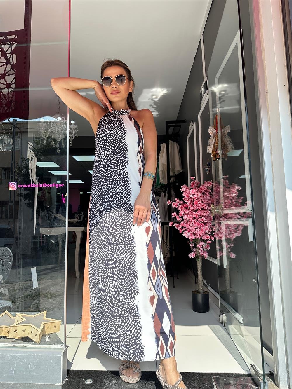 Boyıundan Bağlamalı Desenli Maxi Elbise