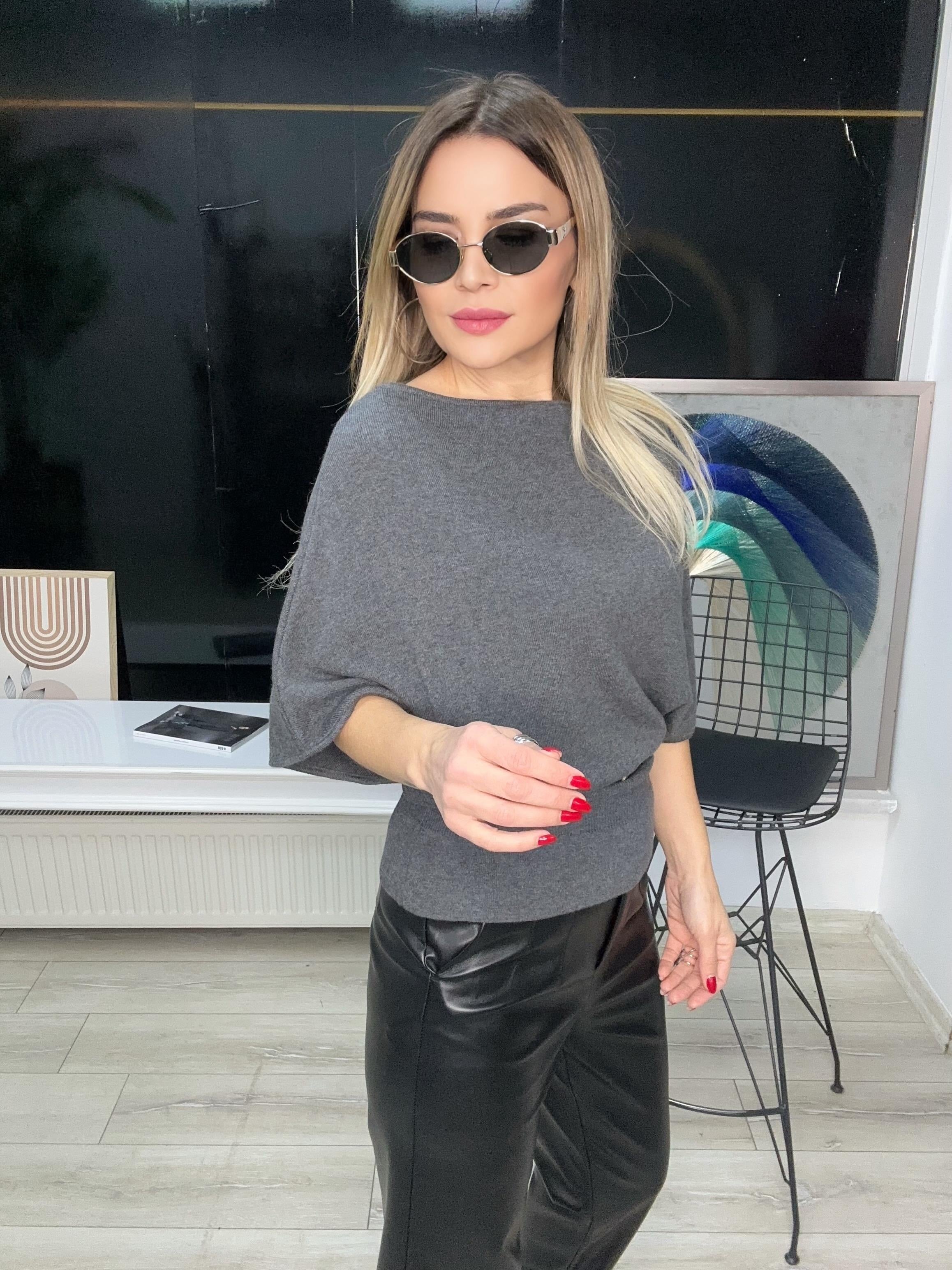 Gri Kayık Yaka Yarasa Kol Kemer Detaylı Bluz 