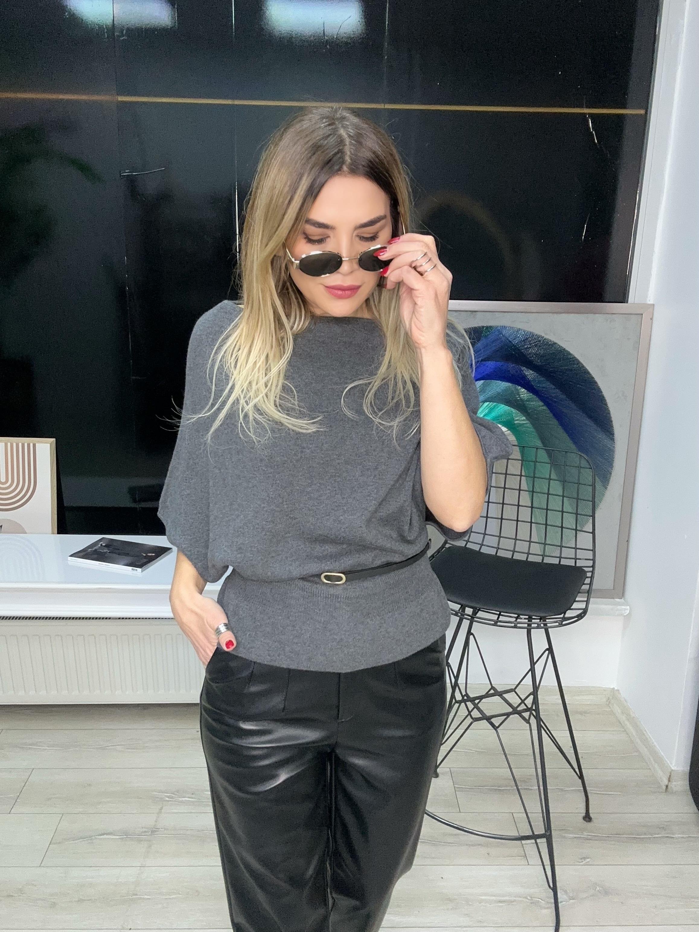 Gri Kayık Yaka Yarasa Kol Kemer Detaylı Bluz 