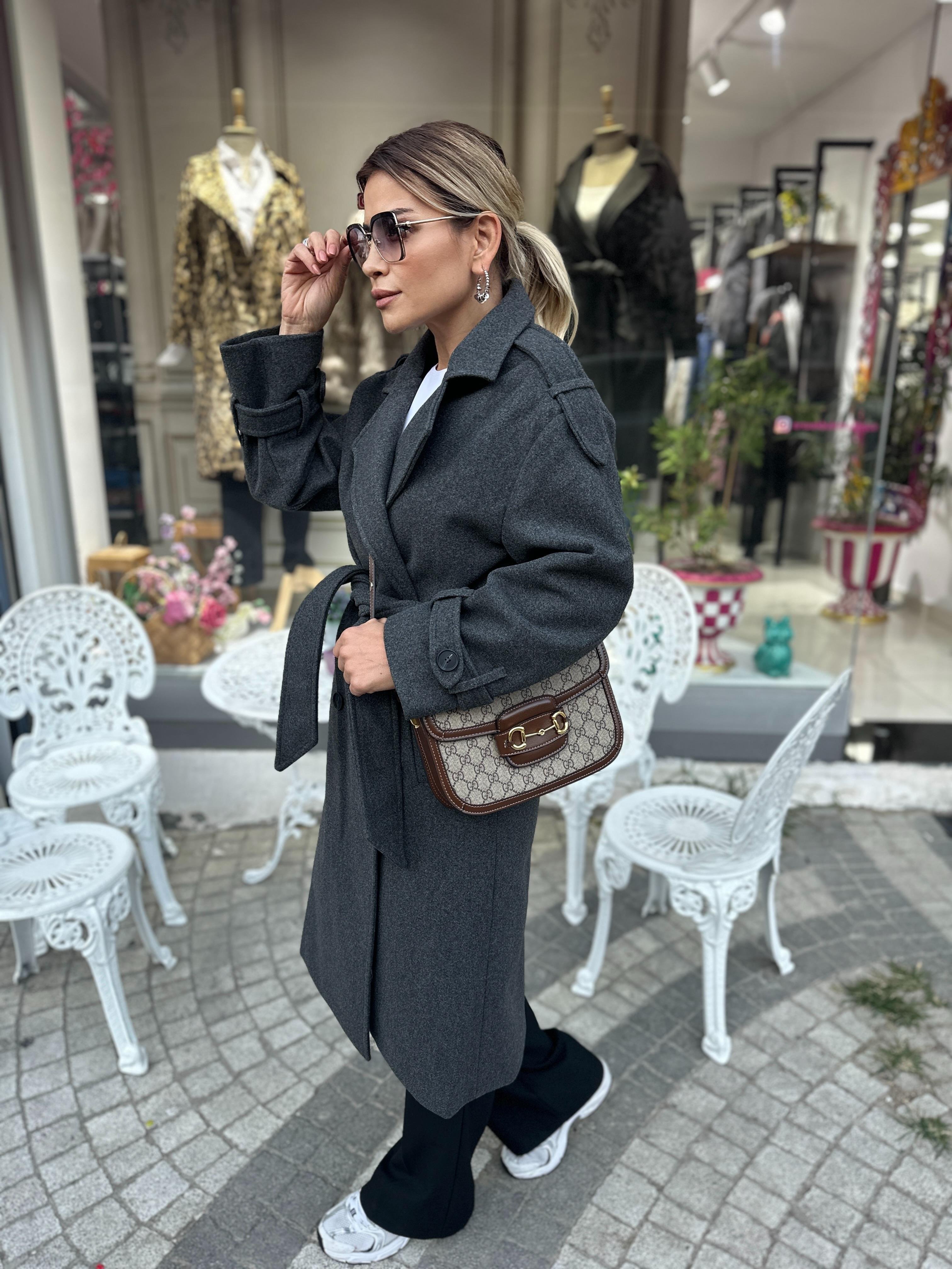 Koyu Gri Kuşaklı Kaban 