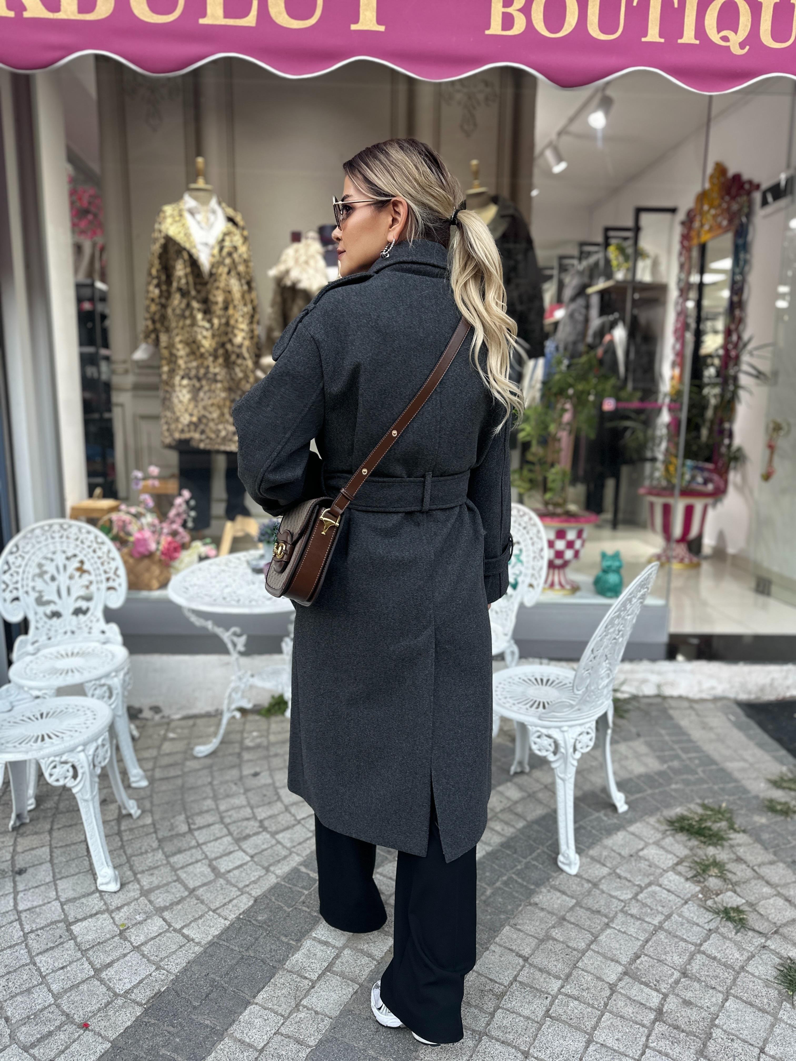 Koyu Gri Kuşaklı Kaban 
