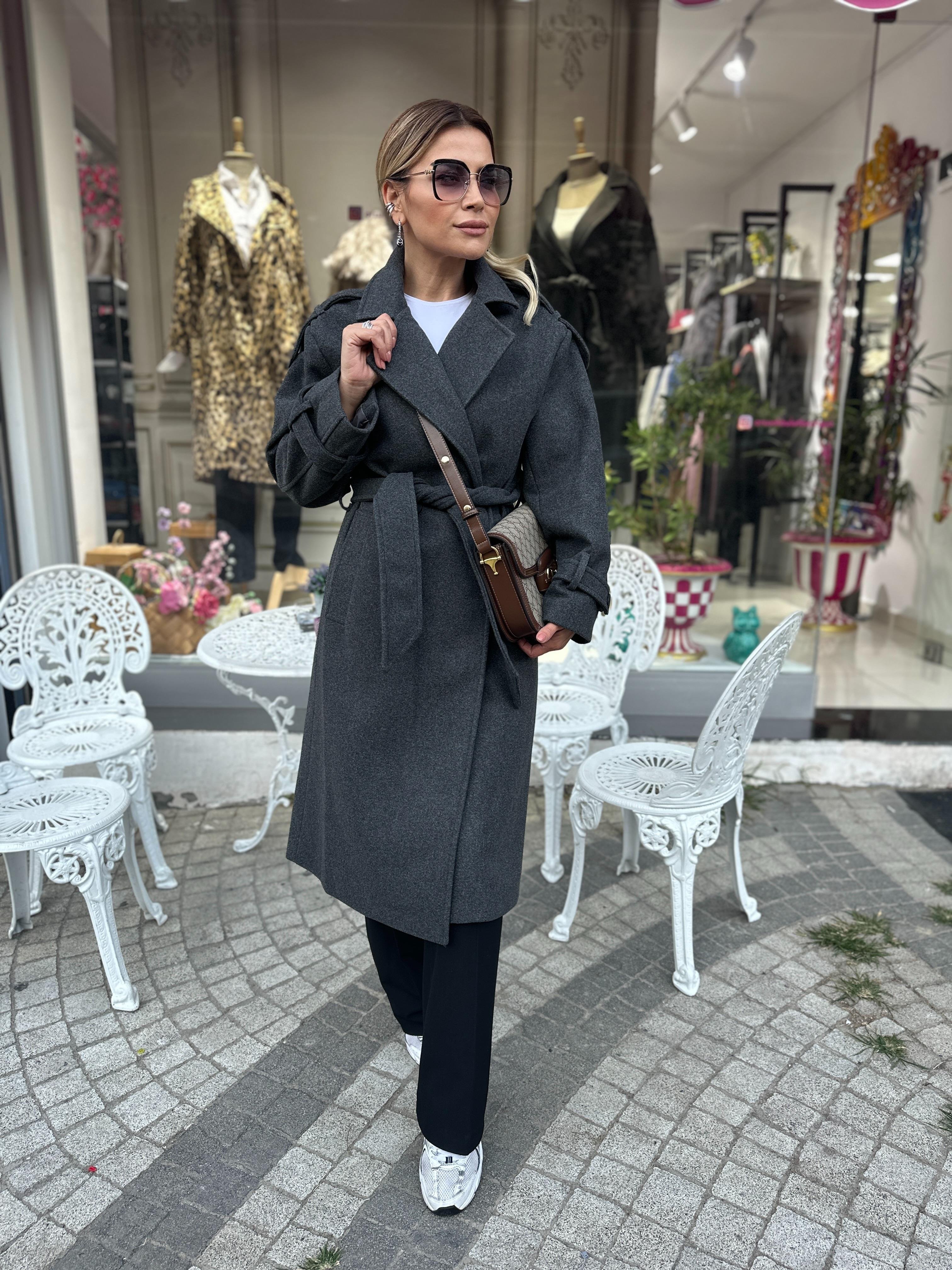 Koyu Gri Kuşaklı Kaban 