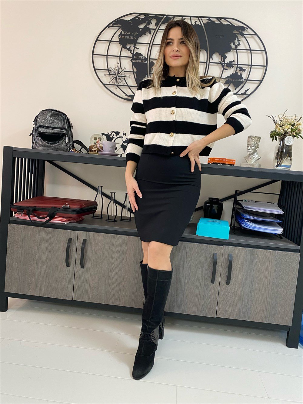 KR Siyah Dizüstü Yırtmaçlı Etek 