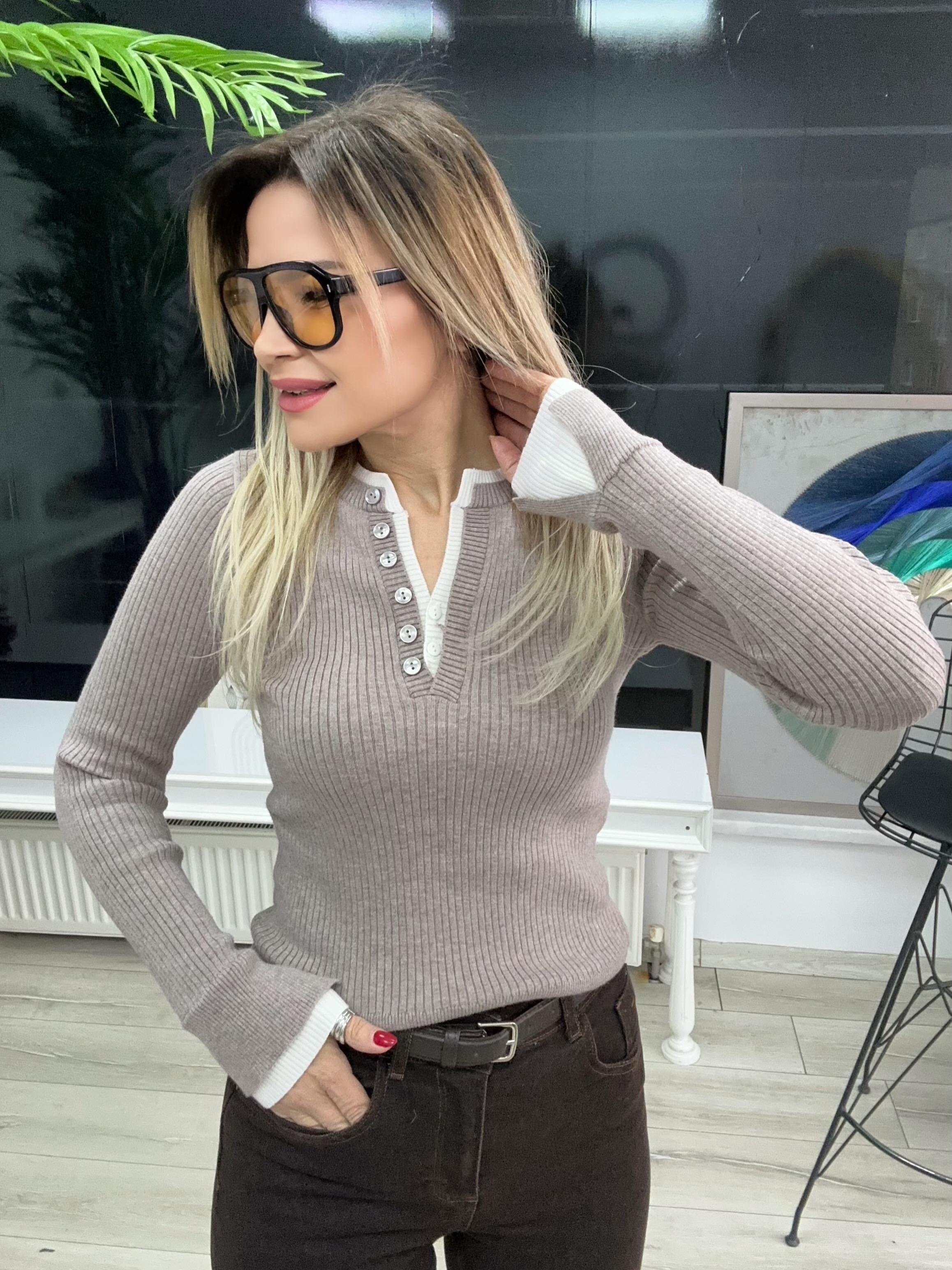 KR Yaka Detaylı Düğmeli Triko