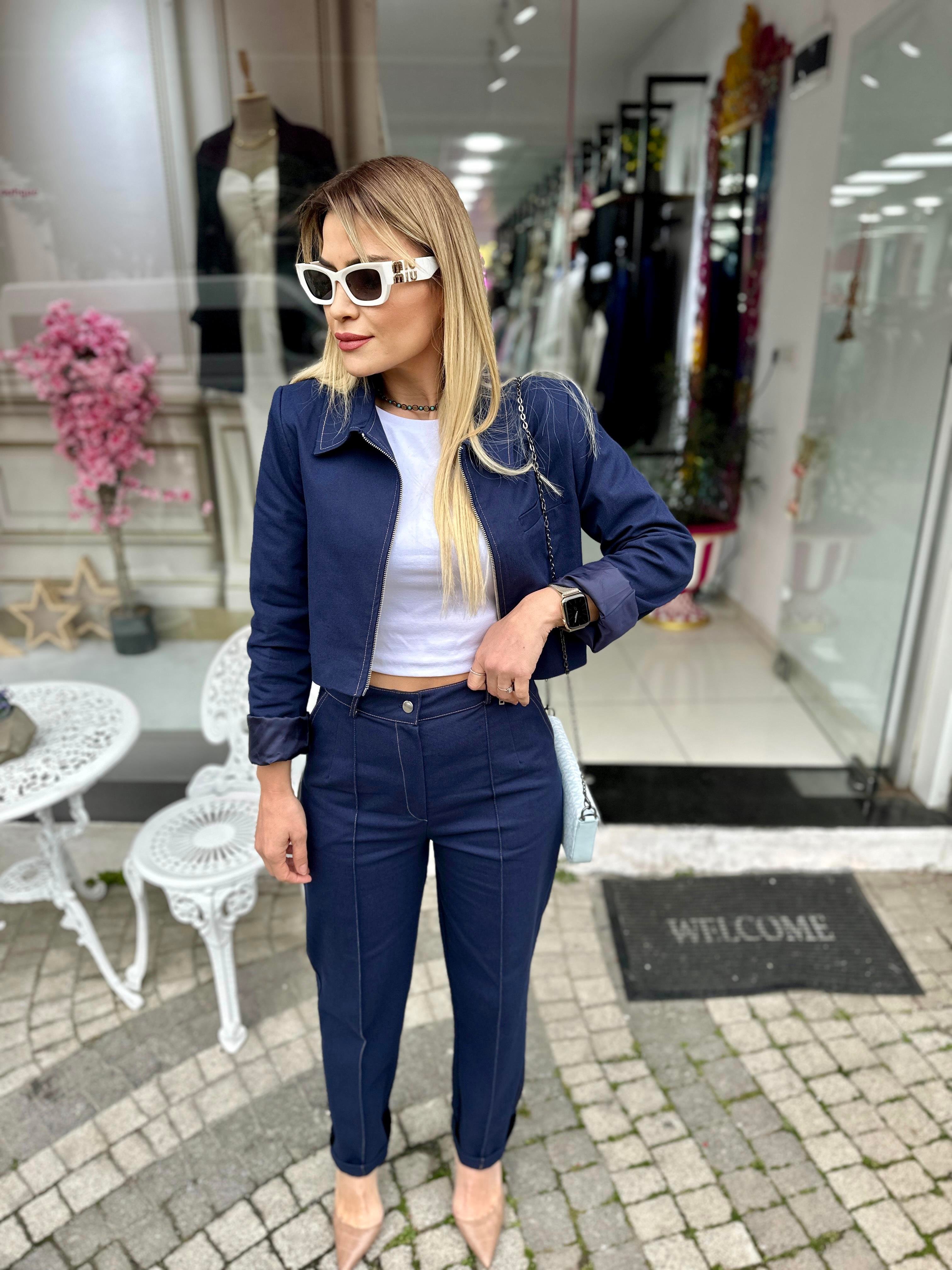 Lacivert Ceketli Takım 