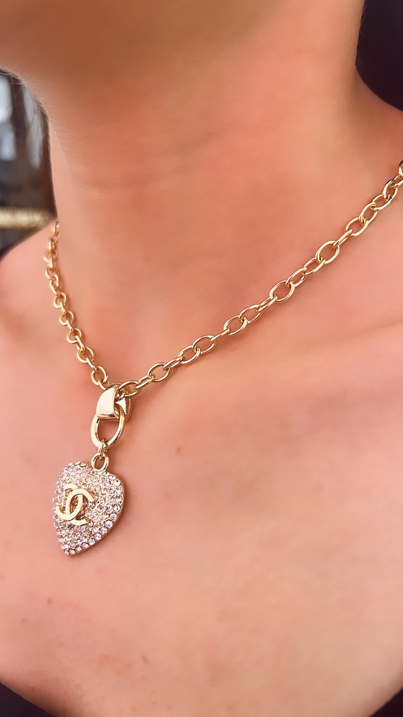 Marka Amblemli Kalpli Taşlı Kolye 