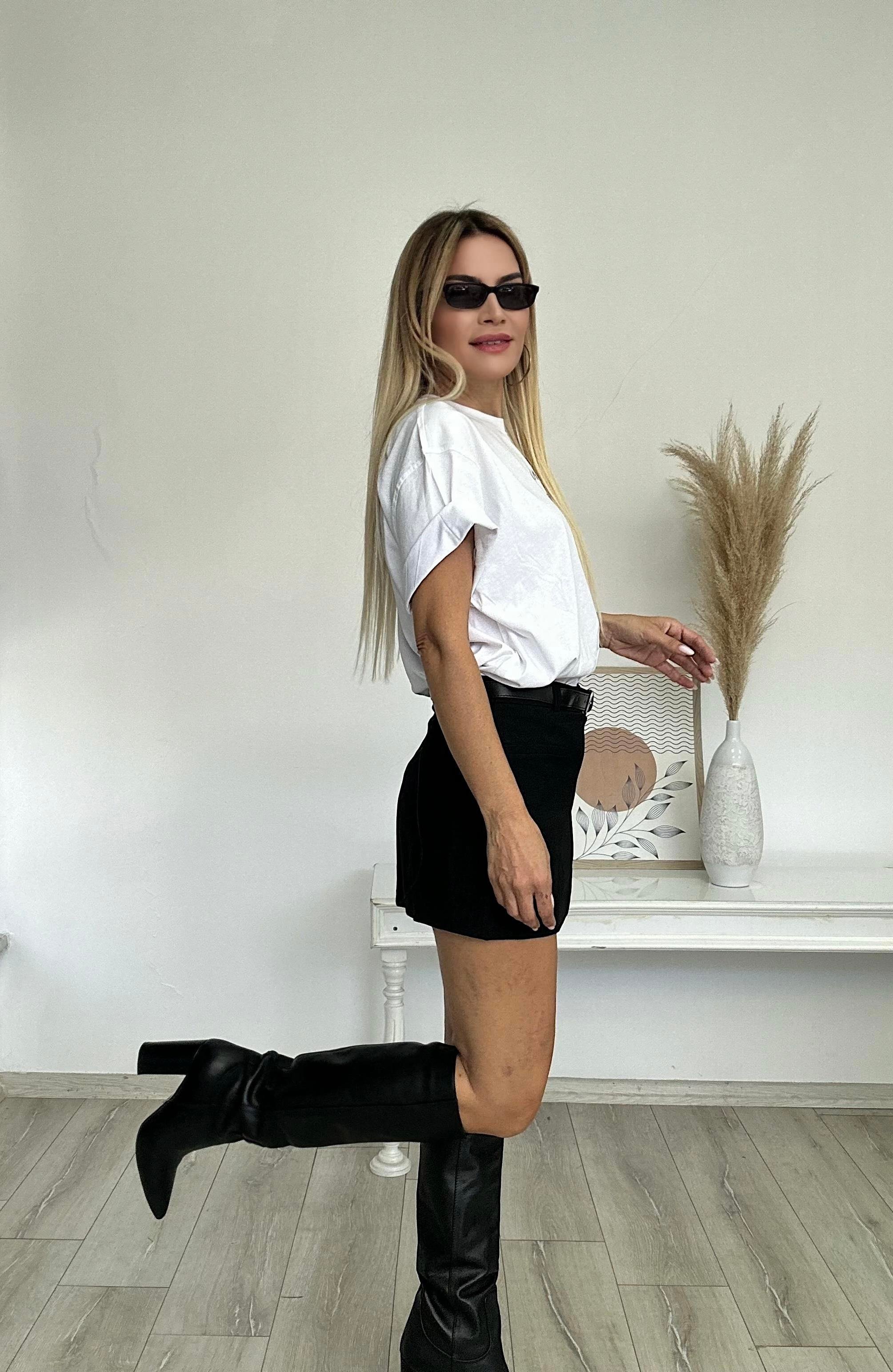Siyah İçi Şortlu Kemerli Etek