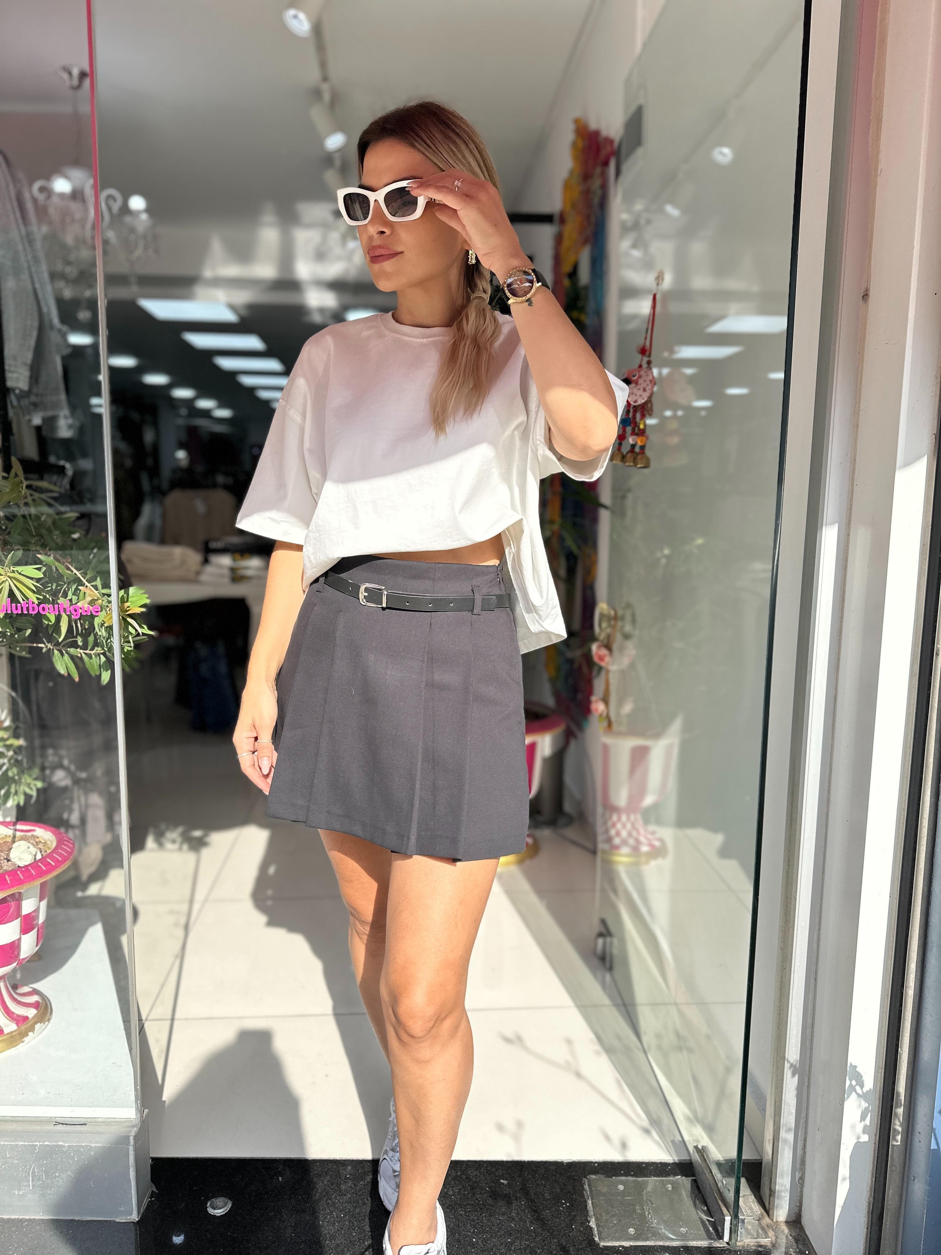 Siyah Önü Pileli  Şort Etek 