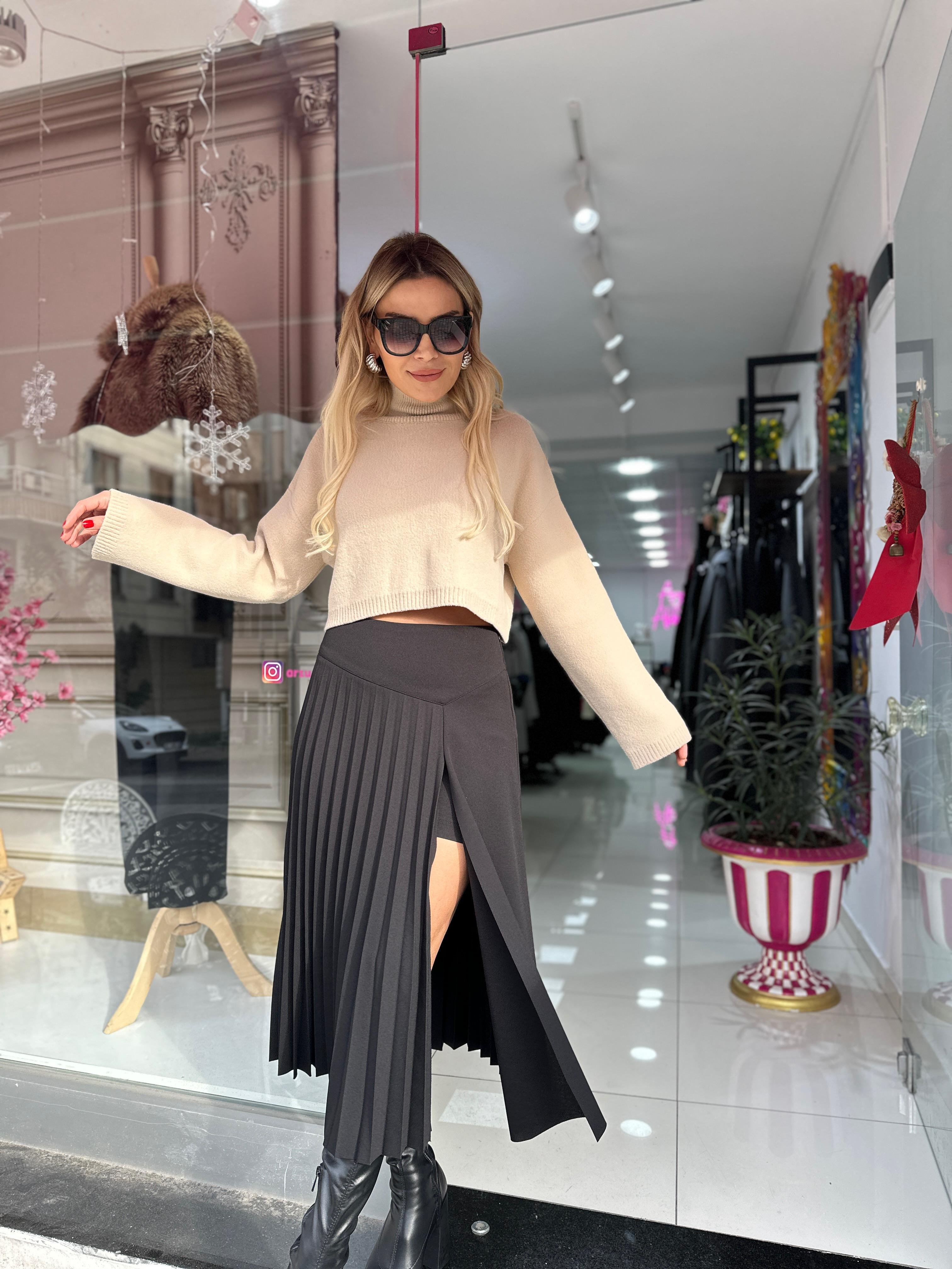Siyah Pileli Yırtmaçlı Etek 