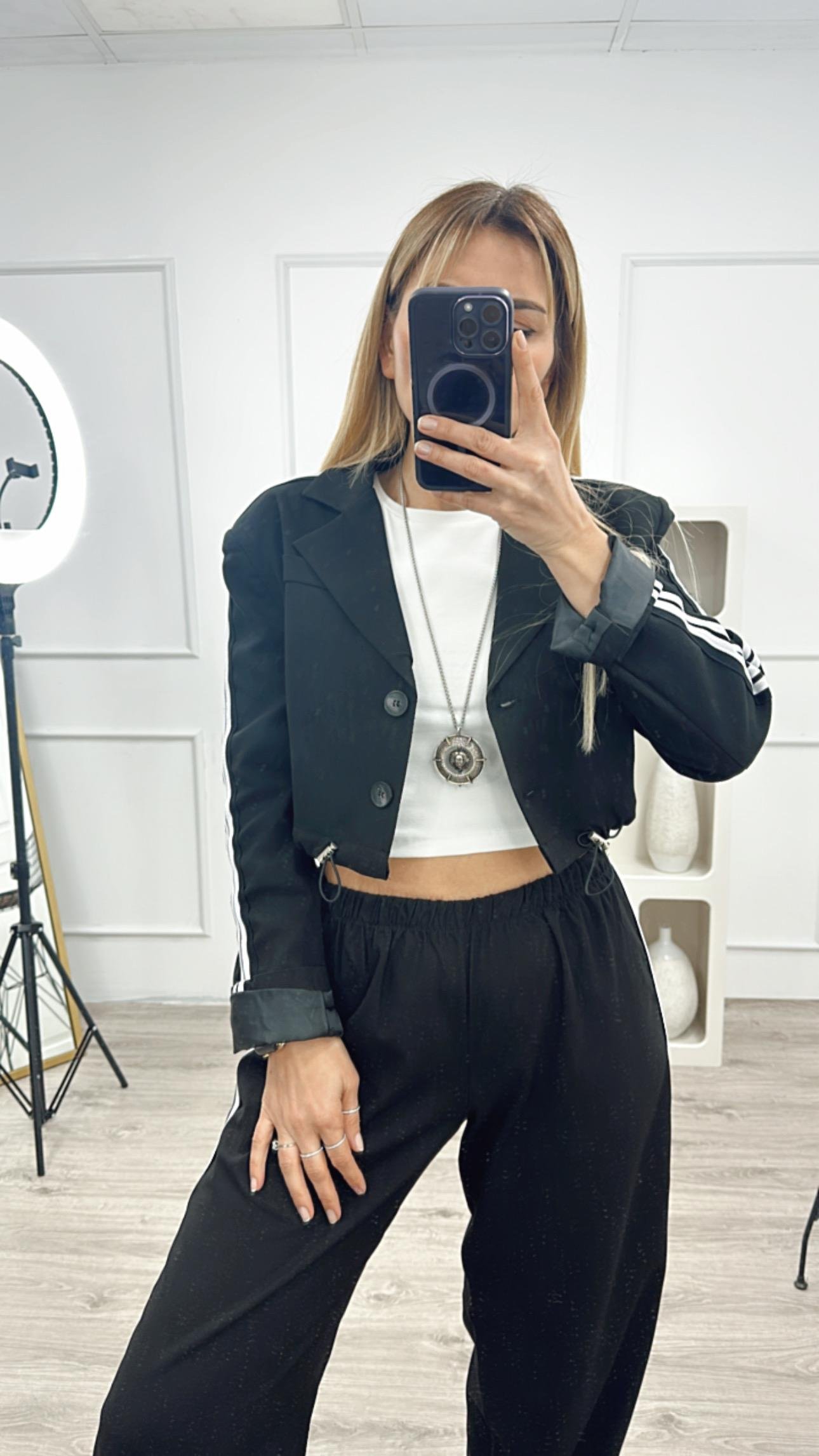 Siyah Şerit Detay Alttan Büzgülü Blazer