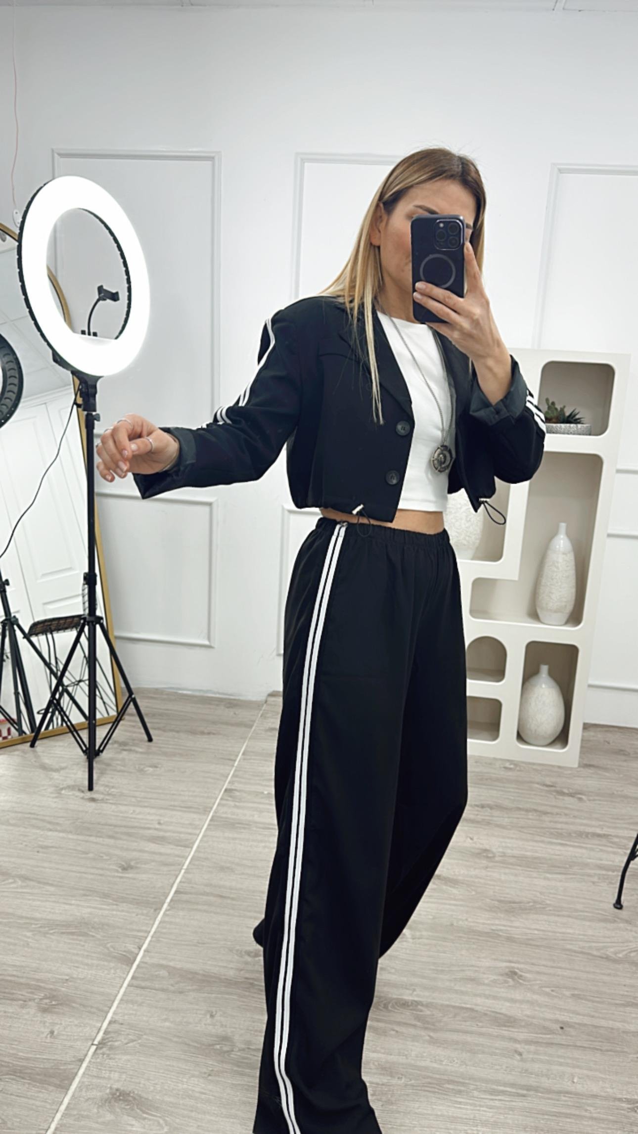 Siyah Şerit Detaylı Pantolon