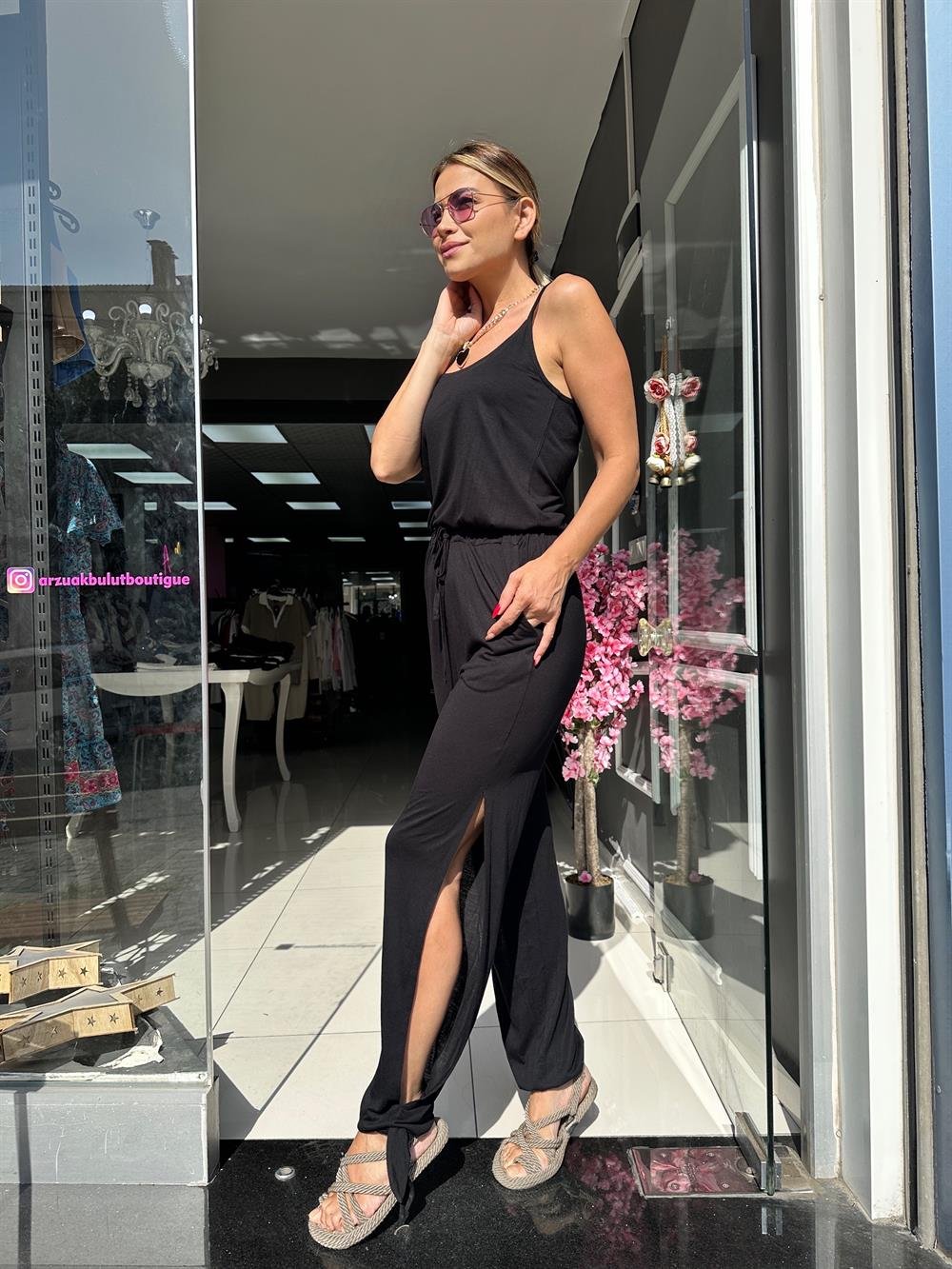 Siyah Yandan Yırtmaçlı Askılı Tulum