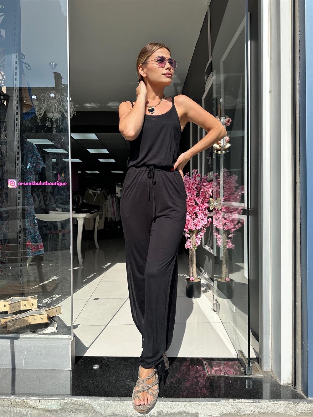 Siyah Yandan Yırtmaçlı Askılı Tulum