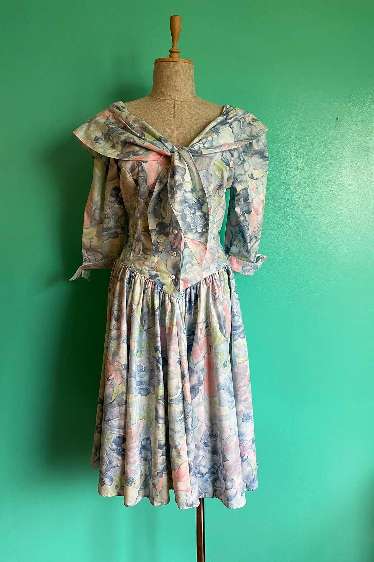 Vintage Maxi Yaka Pileli Elbise