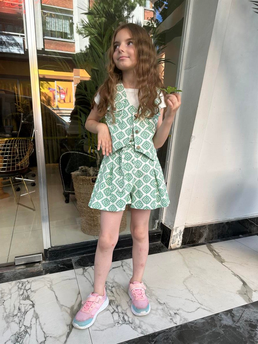 Yeşil Yonca Şort ve Yelek Kombini