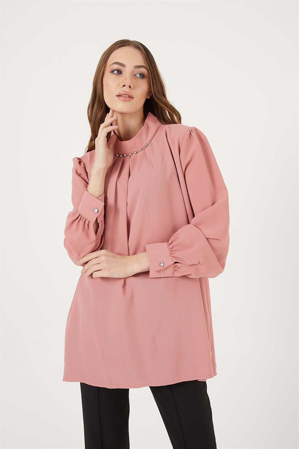 PEMBE DİK YAKA PİLE ÜZERİNDE TAŞ DETAYLI GÖMLEK