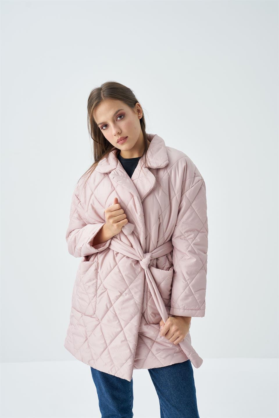 PEMBE KAPİTONE CEPLİ KEMERLİ KADIN MONT